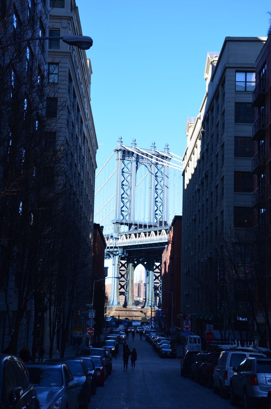 Le pont de Manhattan dans l'axe et sous les piliers il est possible d'apercevoir l'Empire State Building