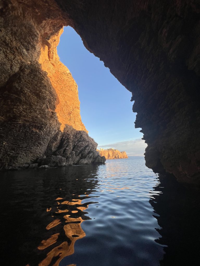 Arche rocheuse ouverte sur la mer au lever du soleil