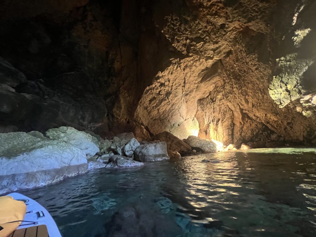 Intérieur d'une grotte marine vu depuis un paddle