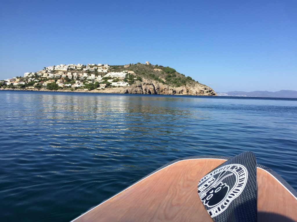 Avant d'un paddle sur une mer calme, face à la côte de L'Escala
