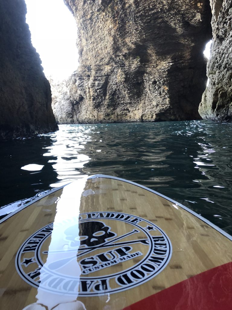 Paddle engagé dans un étroit passage entre deux falaises