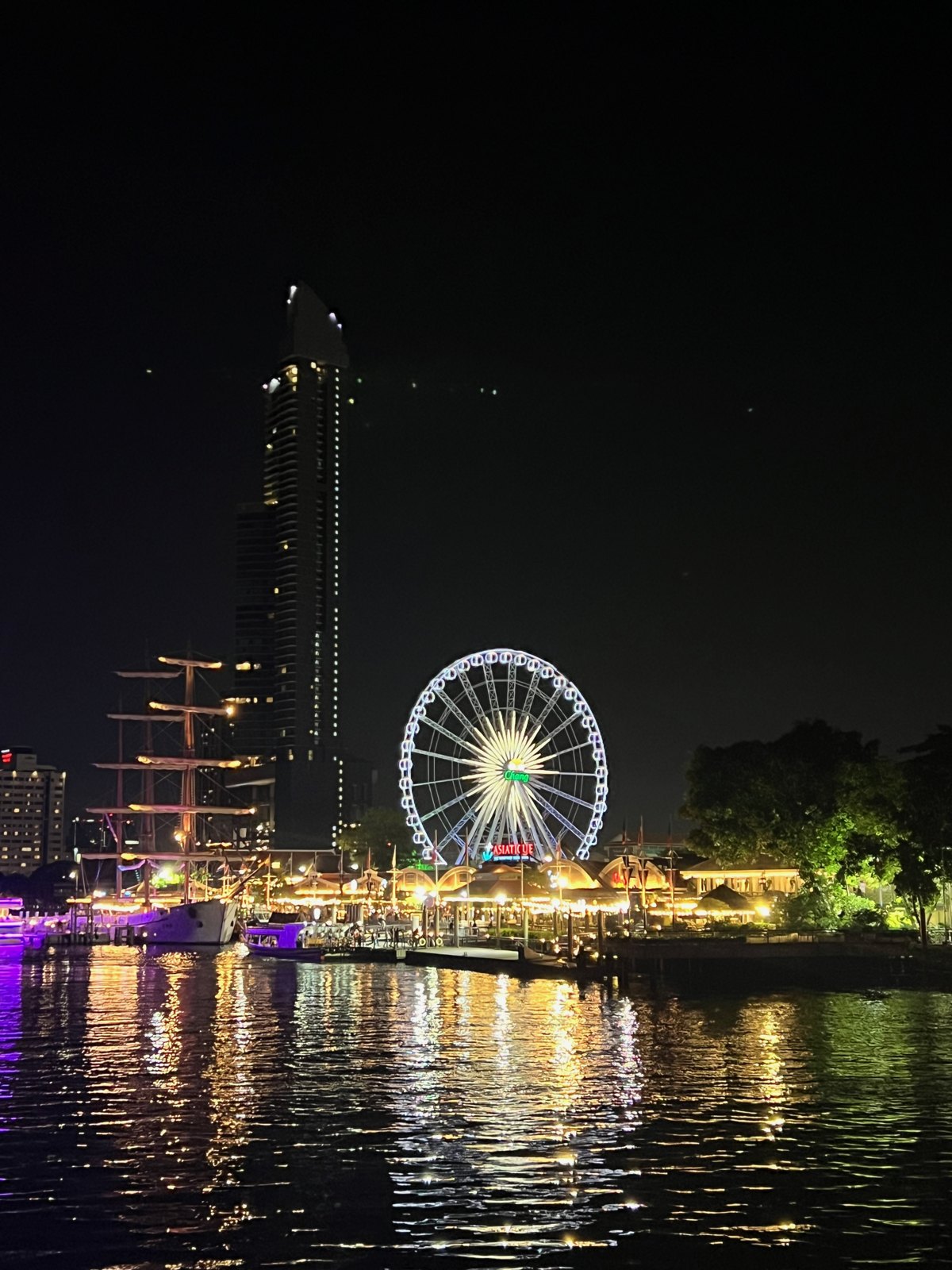 La grande roue d'Asiatique et le fleuve illuminés la nuit