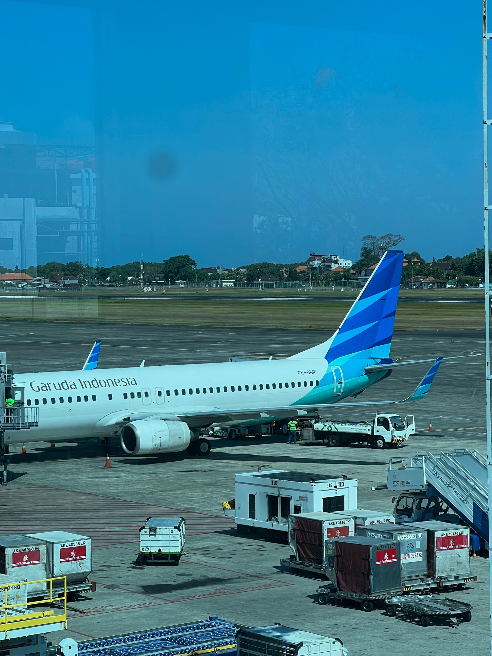 Avion de Garuda Indonesia sur le tarmac de l'aéroport de Denpasar, Bali