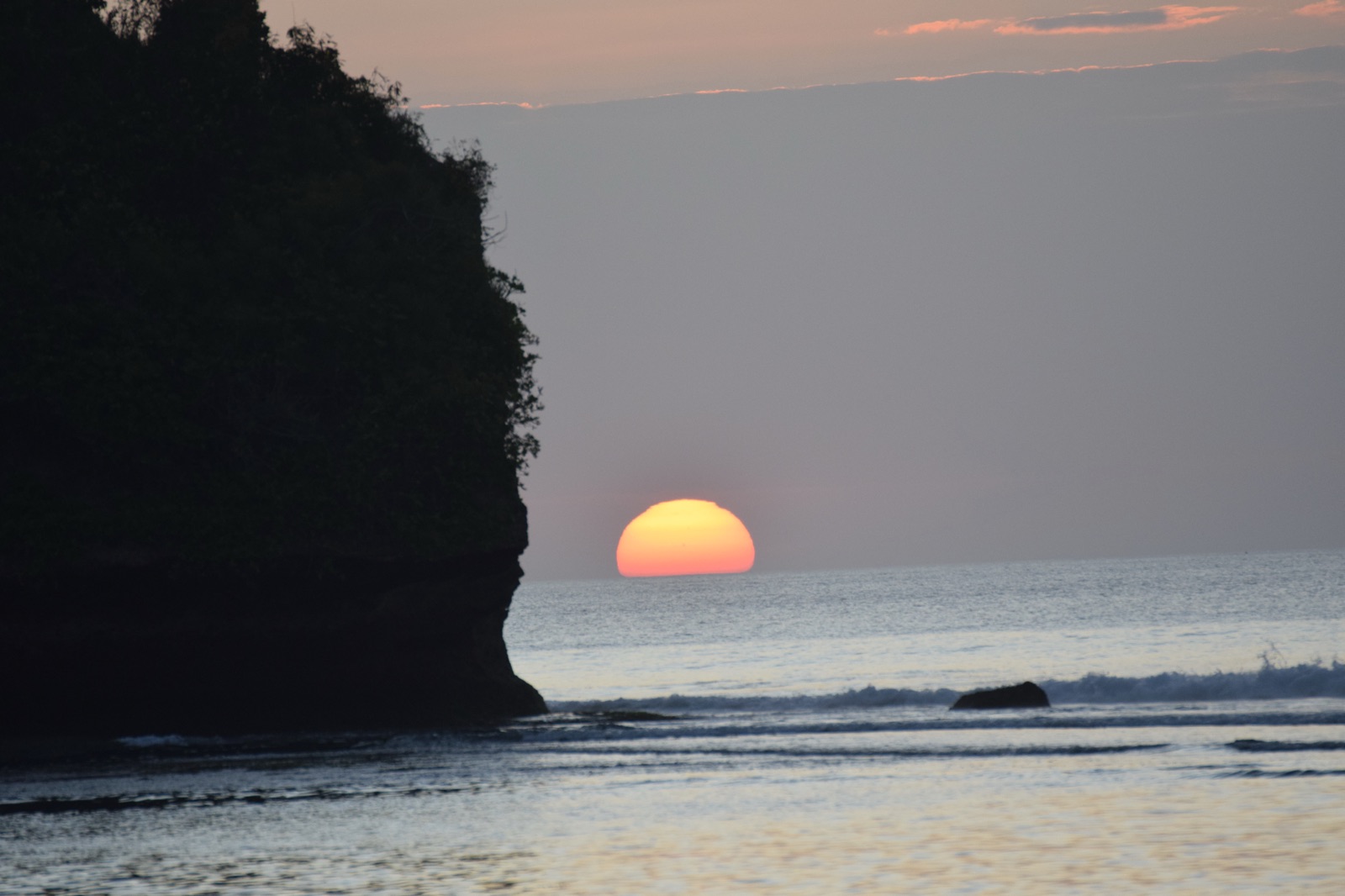 Coucher de soleil à côté de la falaise de Balangan à Bali