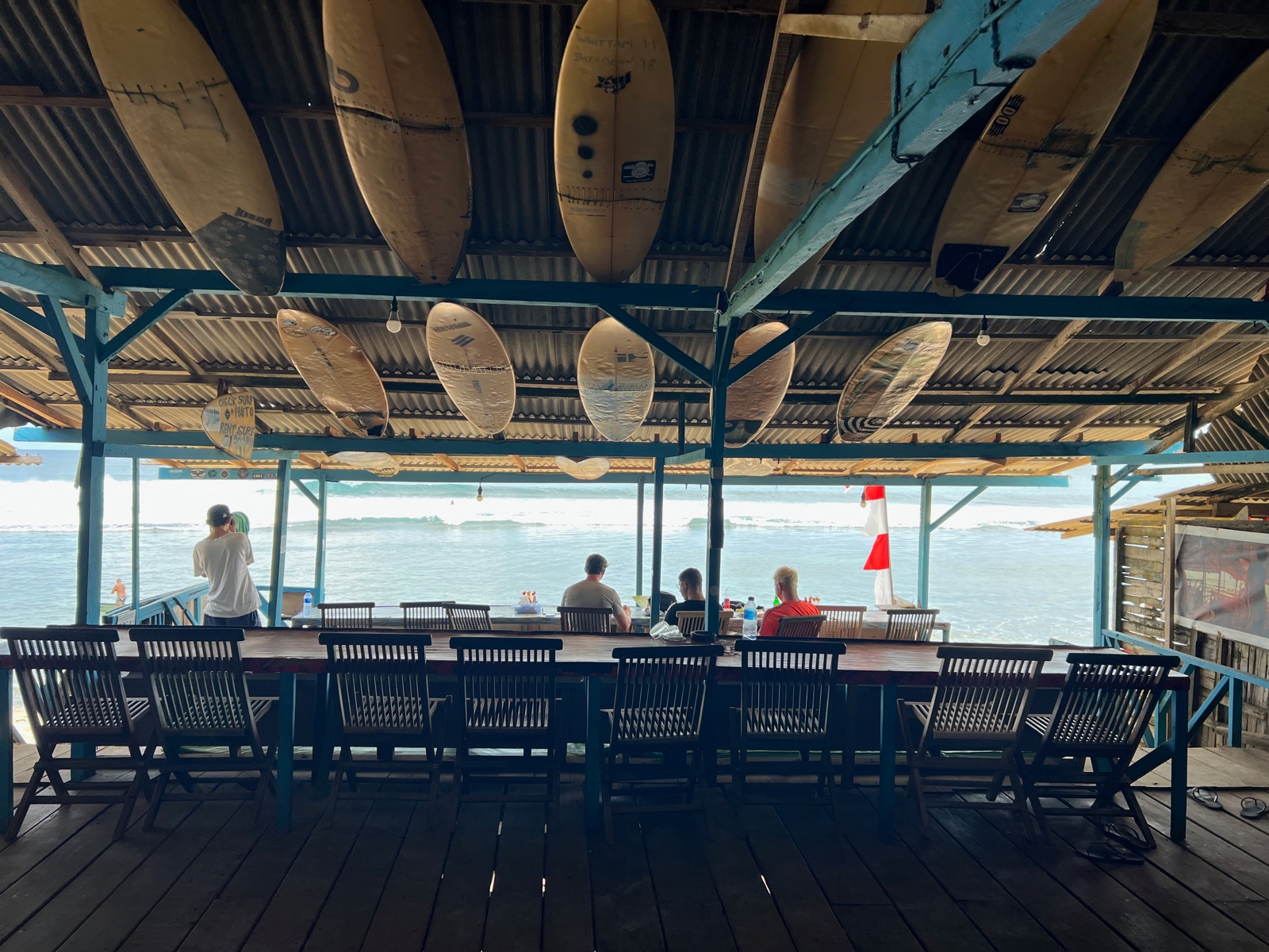 Planches de surf suspendues au plafond d'un bar face à la mer à Balangan