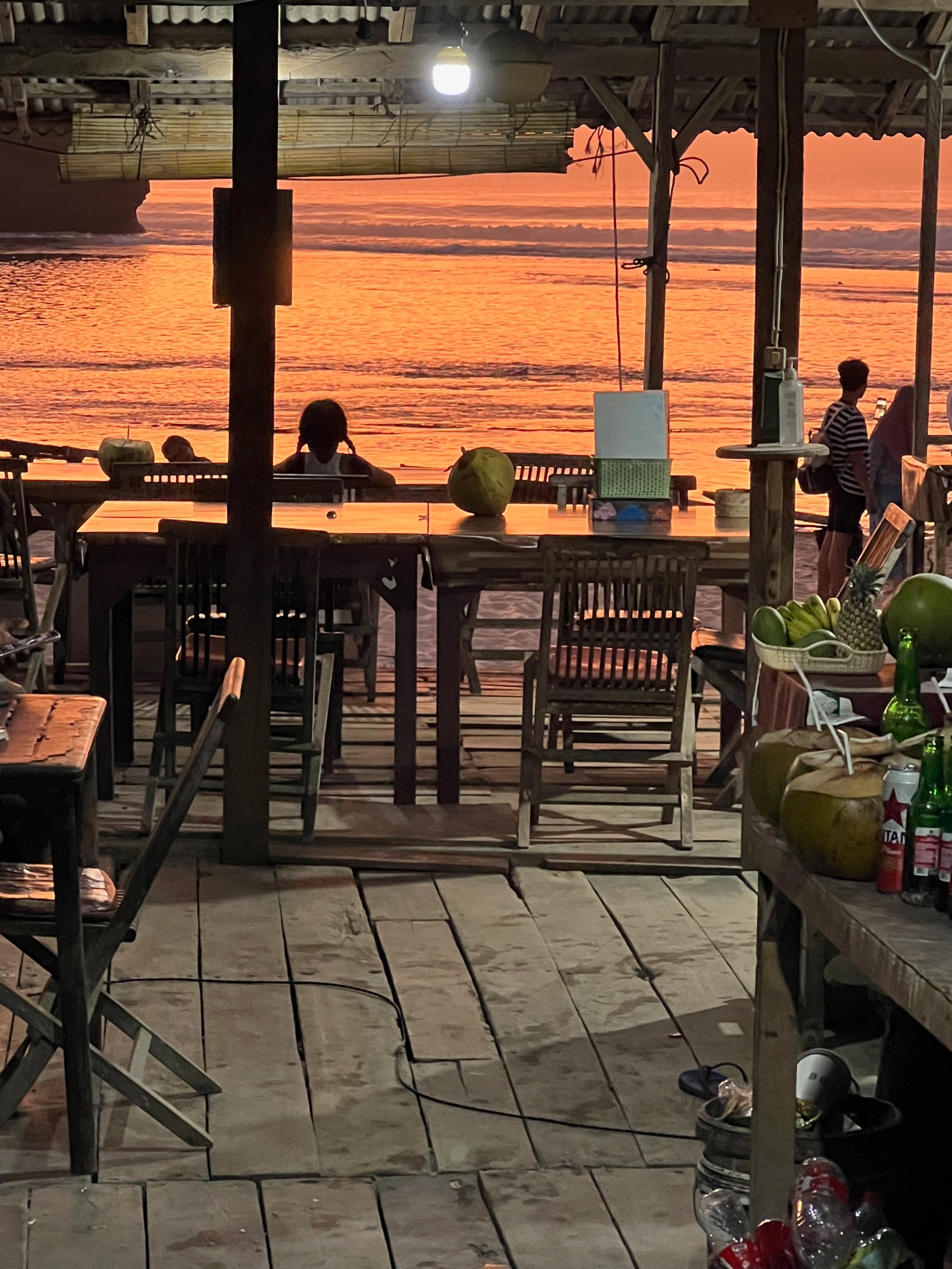 Terrasse d'un warung de Balangan au coucher du soleil