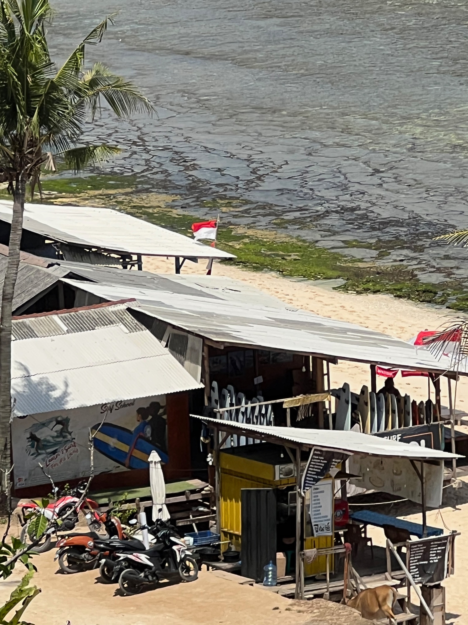 Warungs et scooters au bord de la plage de Balangan à Bali