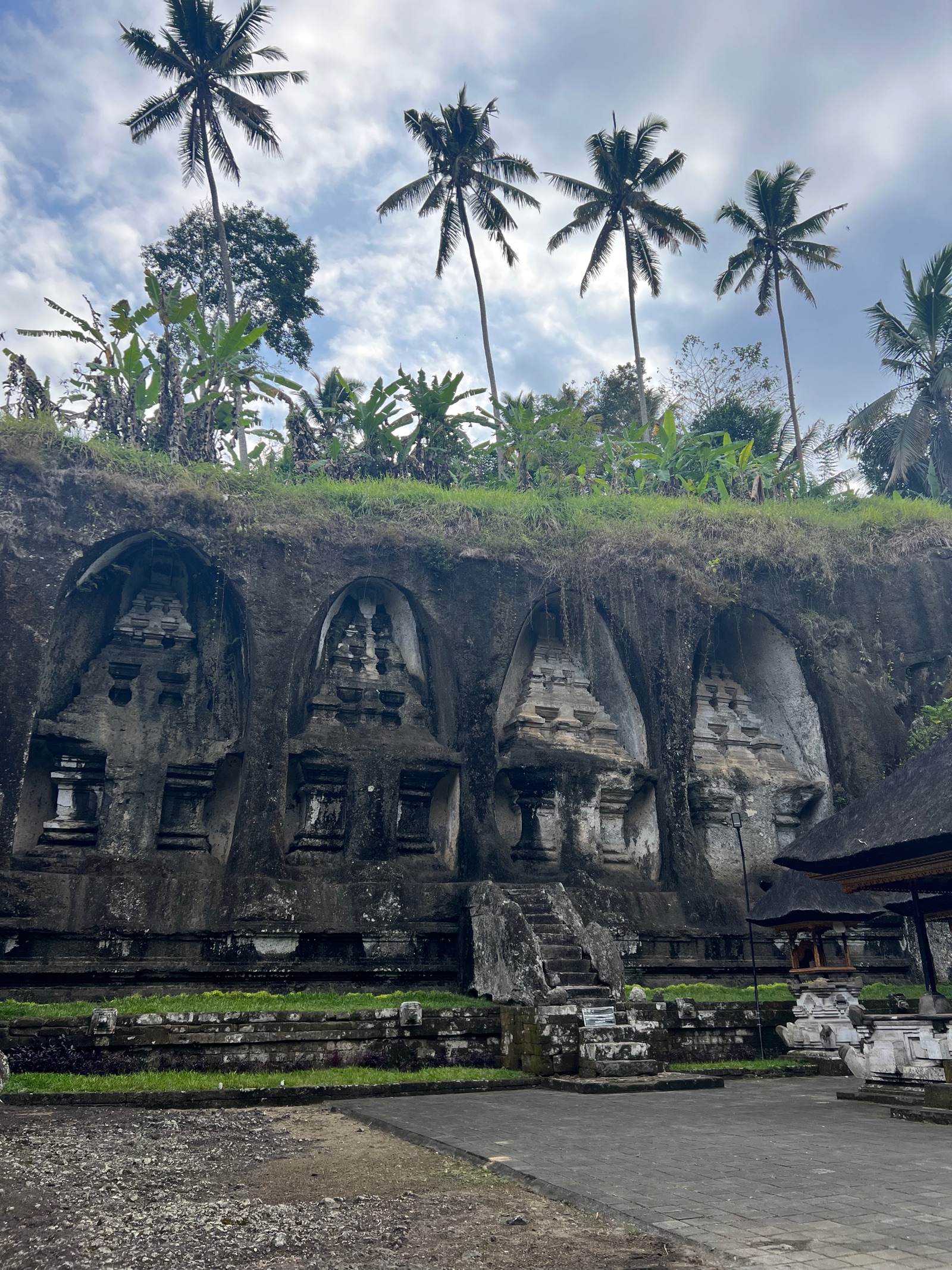 Monuments taillés dans la falaise au temple de Gunung Kawi à Bali