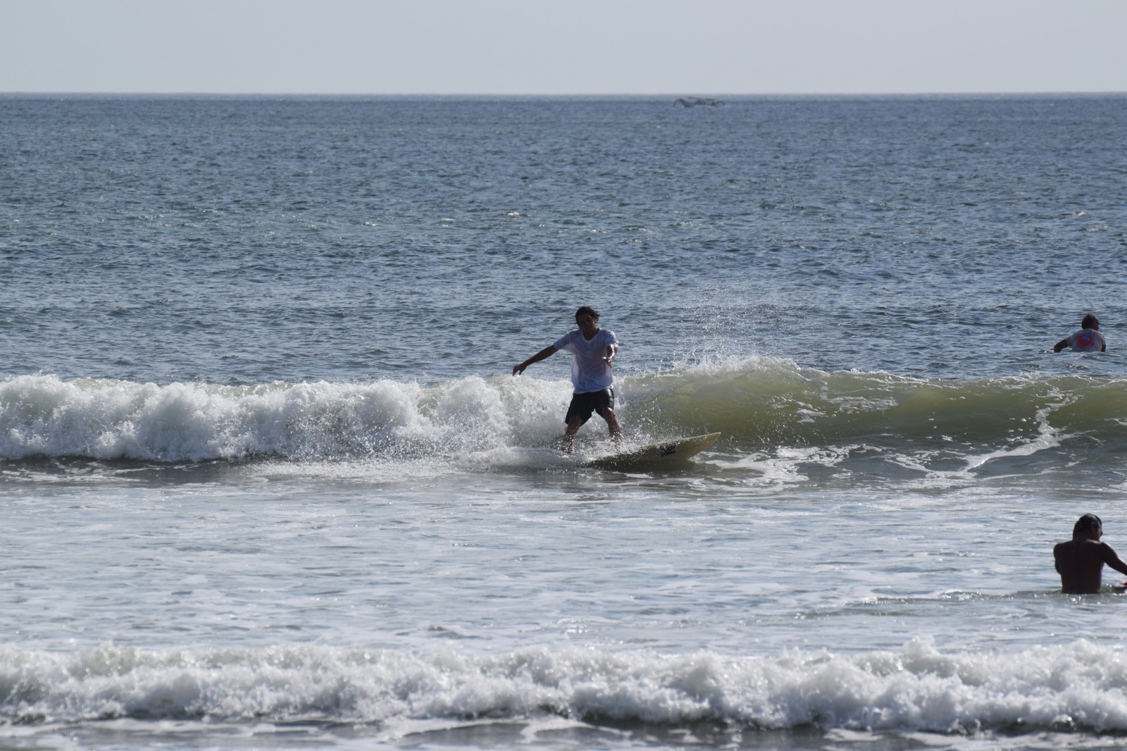 Surfeur sur une vague de la plage de Kuta à Bali
