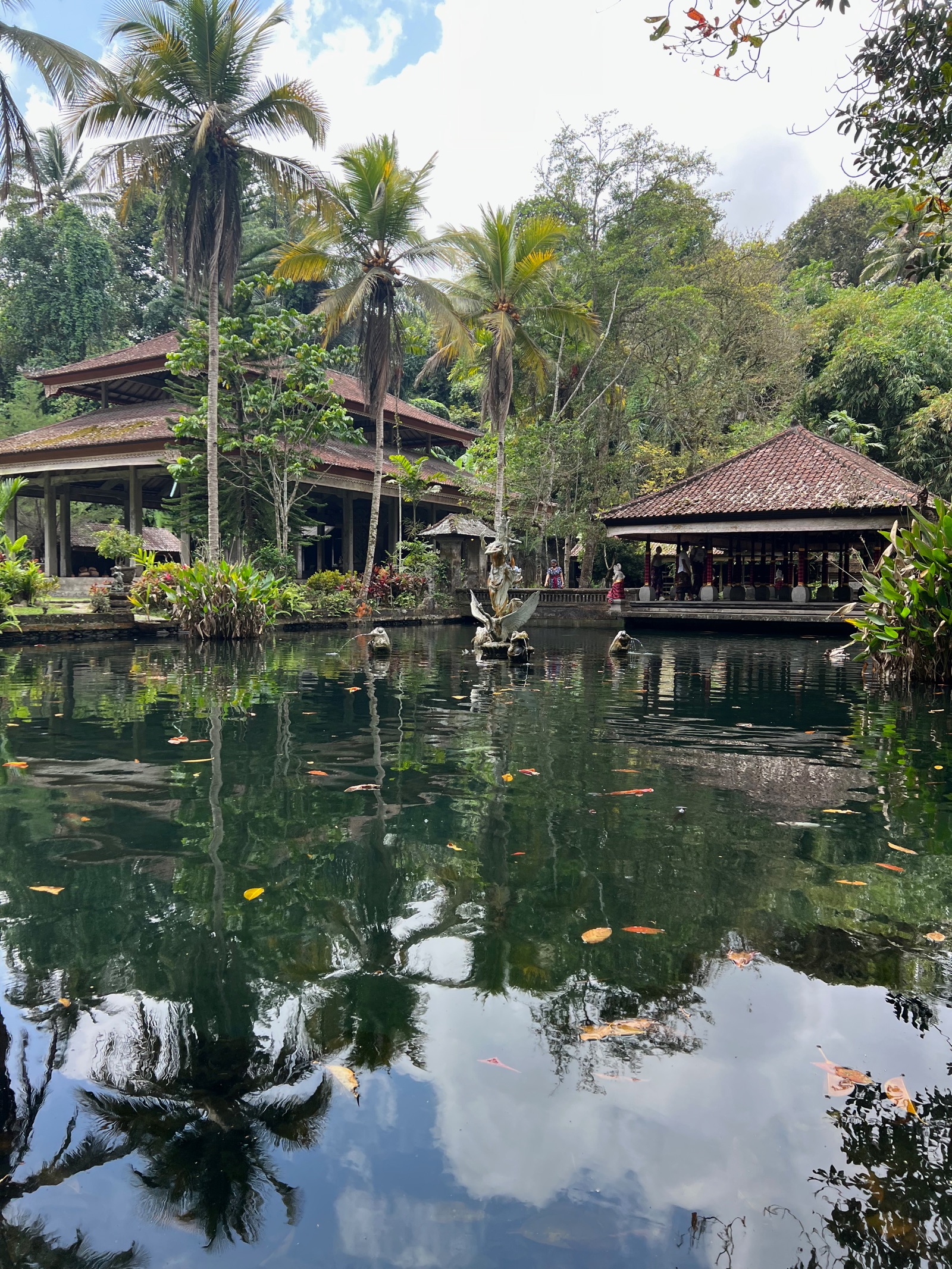 Bassin et pavillons du temple de Tirta Empul à Bali