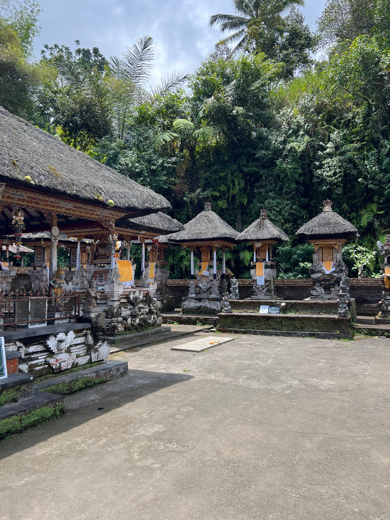 Pavillons et autels de la cour du temple de Tirta Empul