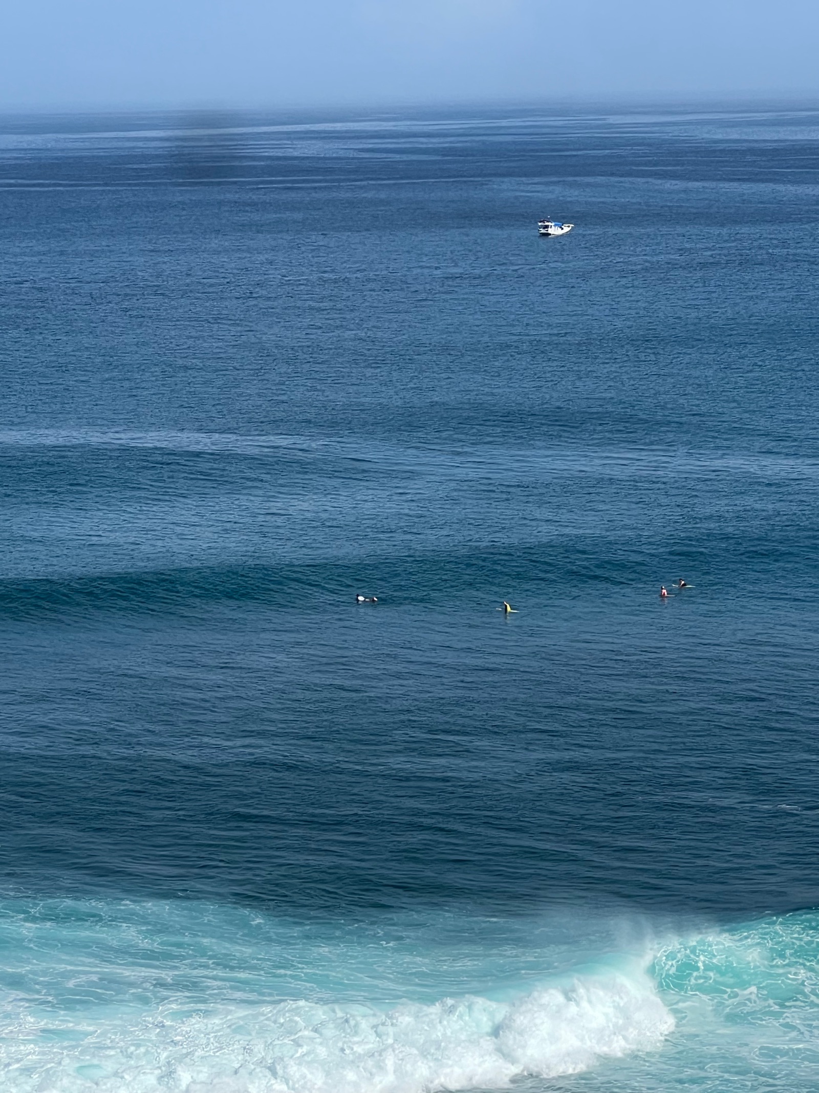 Vue plongeante sur l'océan depuis les falaises d'Uluwatu