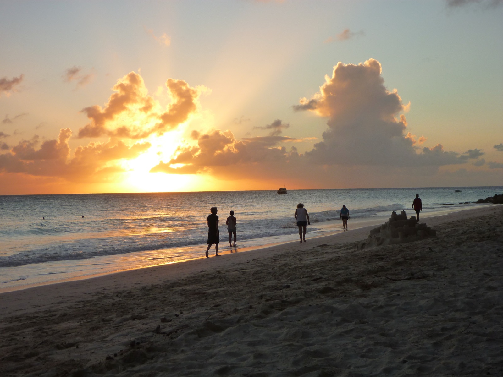 Promeneurs sur la plage au coucher du soleil à la Barbade