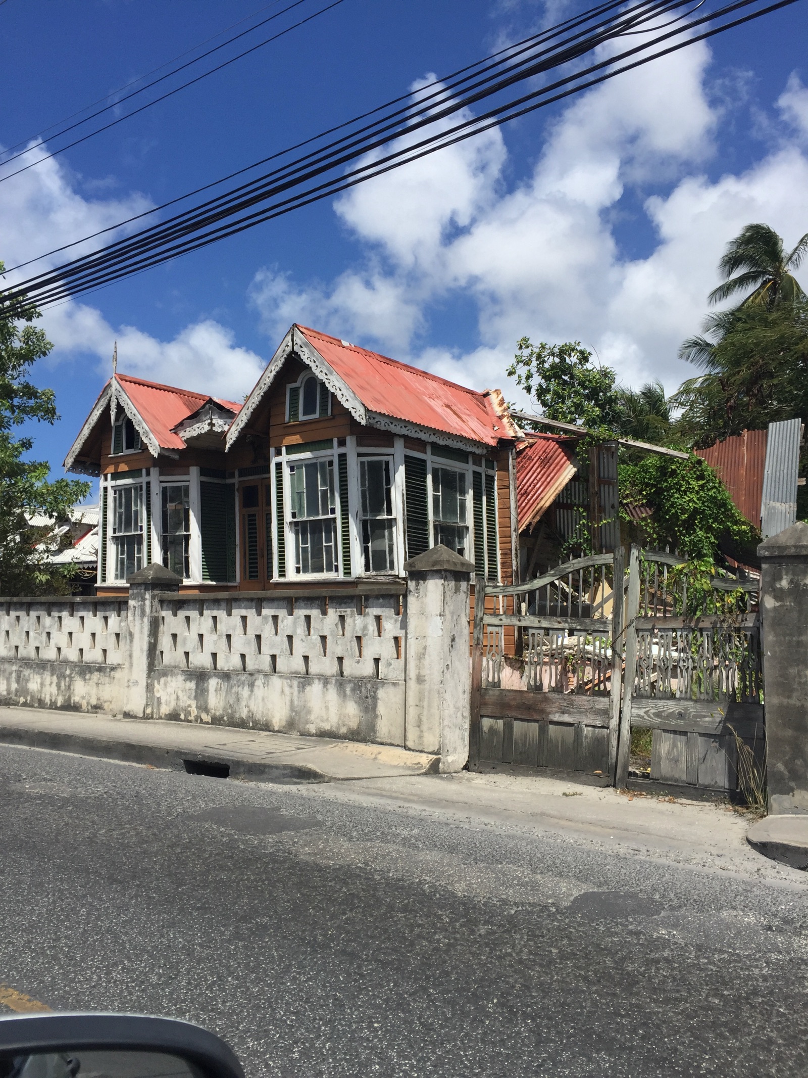 Maison traditionnelle en bois au toit rouge à la Barbade
