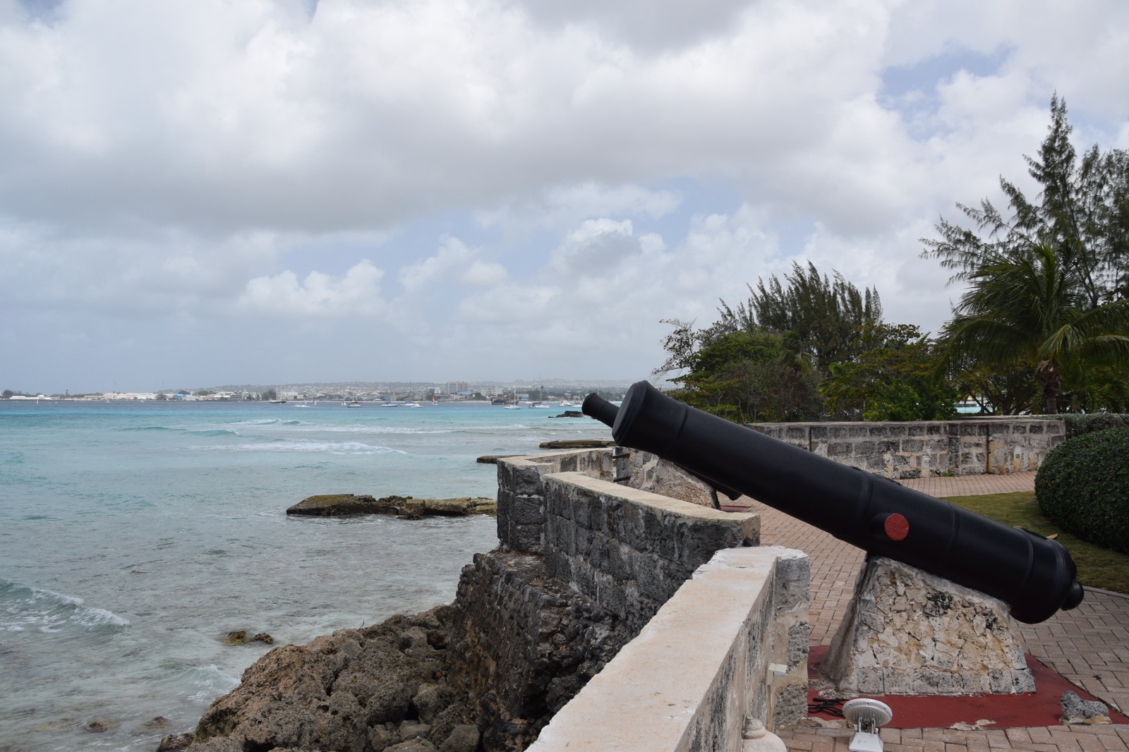 Canons de la promenade de Needham's Point près du Hilton à la Barbade