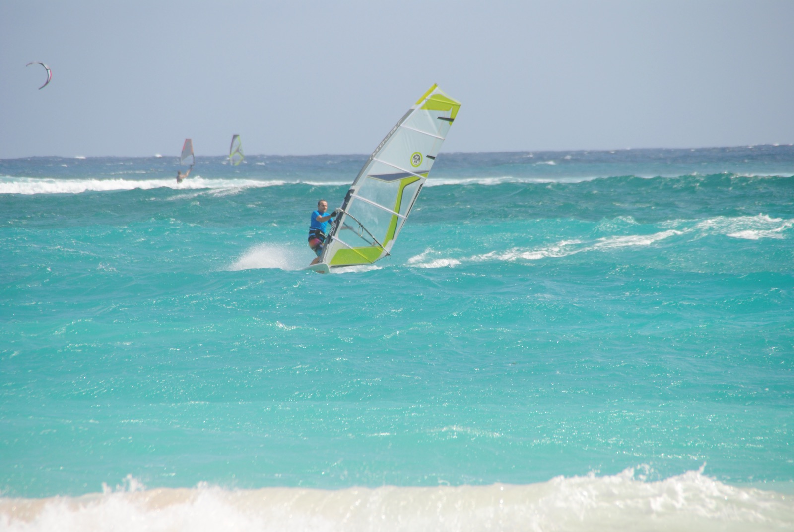 Windsurf sous l'alizé dans le lagon de Silver Sands à la Barbade