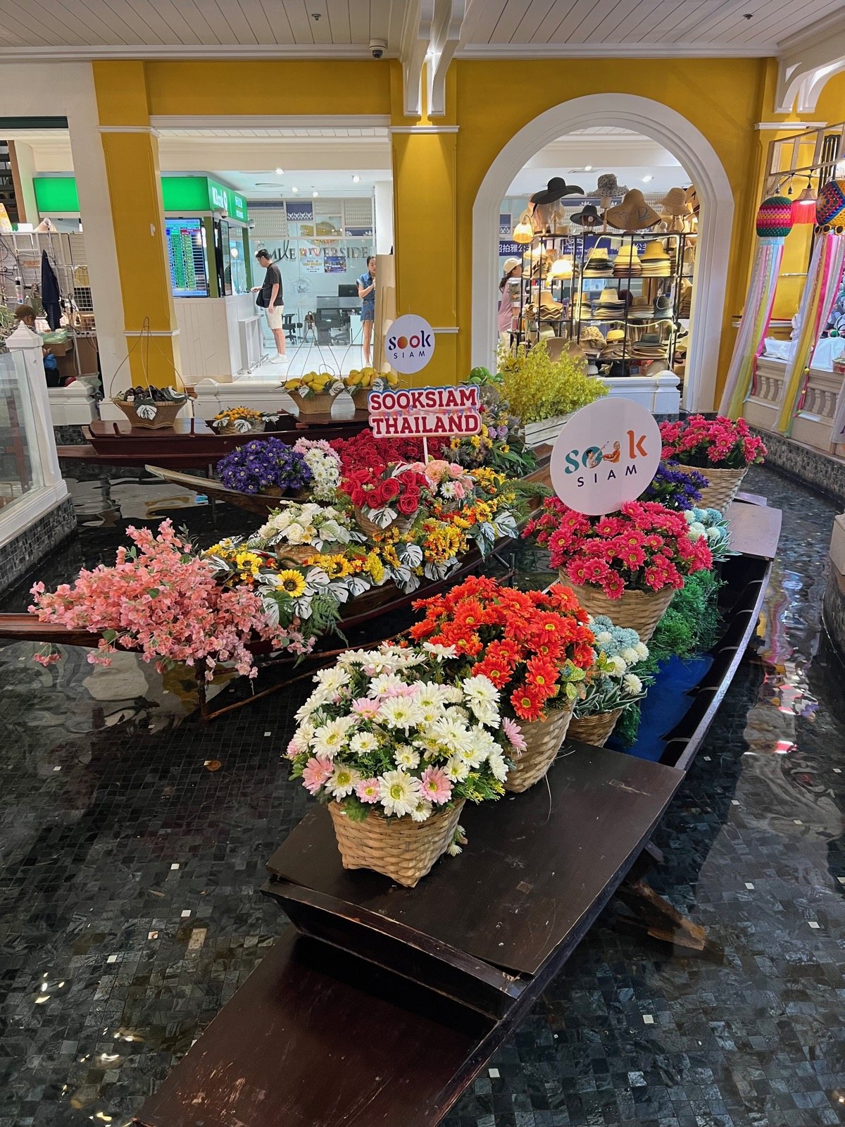 Barque chargée de fleurs dans une galerie d'ICONSIAM