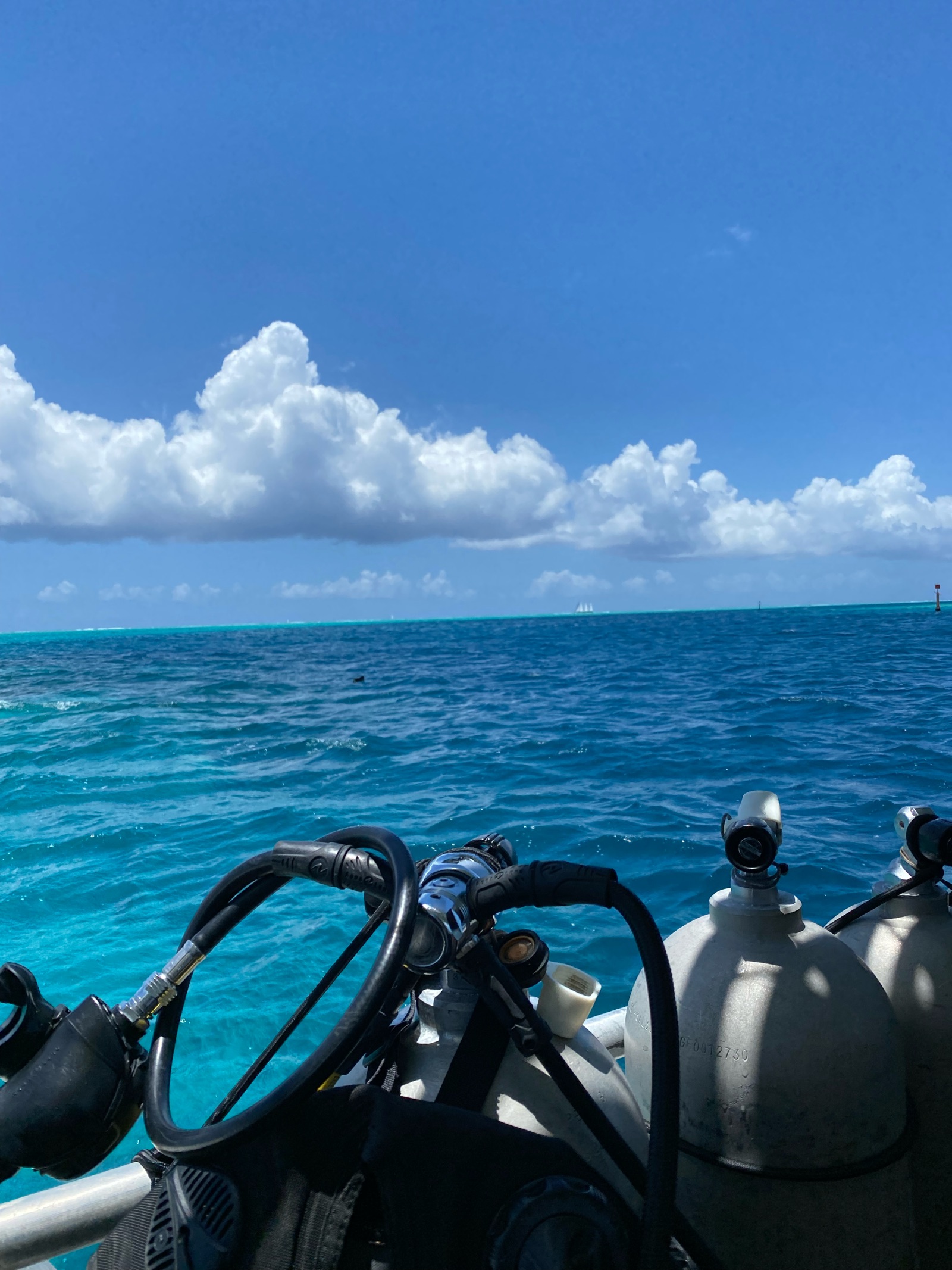 Bouteilles de plongée sur un bateau dans le lagon de Bora Bora