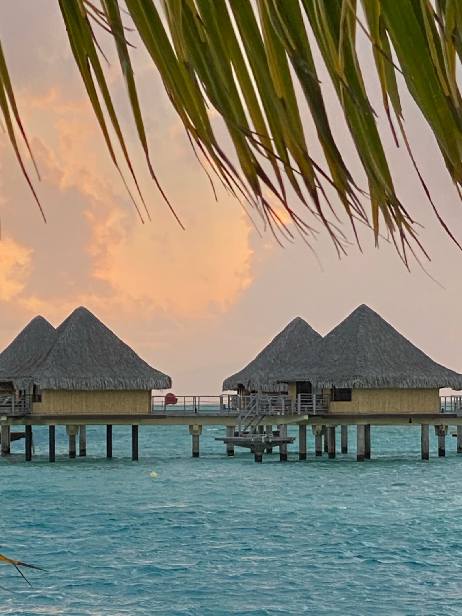 Bungalows sur pilotis au crépuscule à Bora Bora