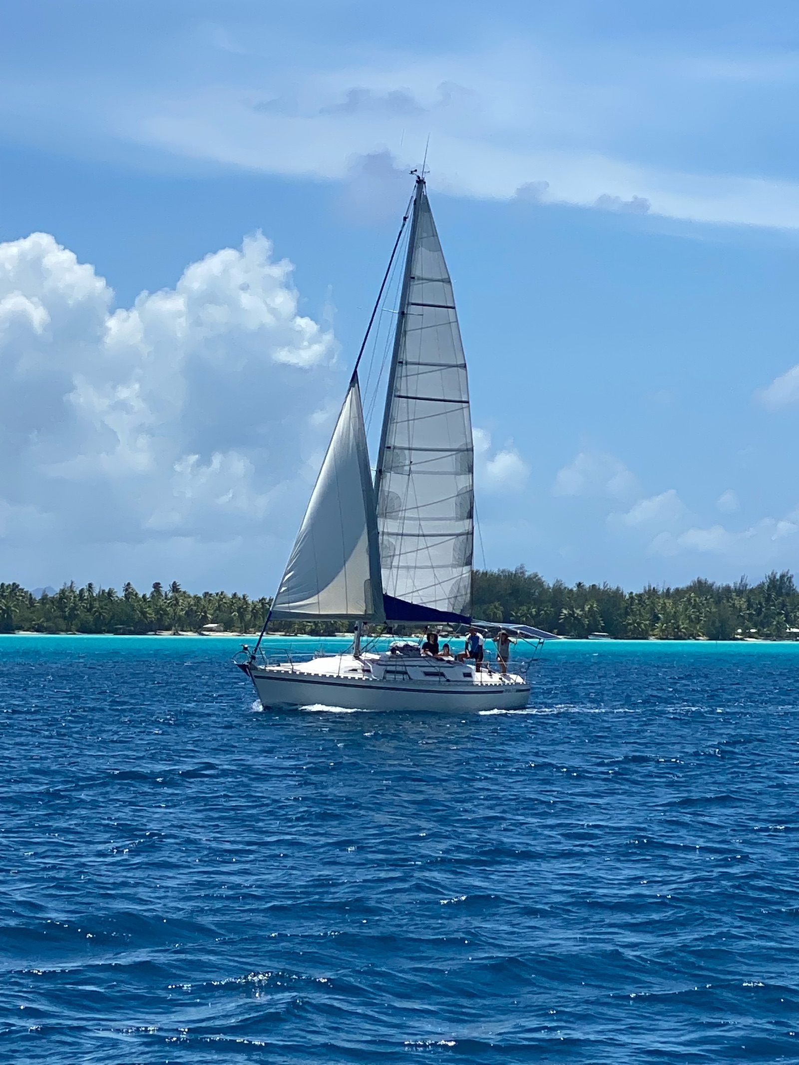 Catamaran à voile sur le lagon de Bora Bora