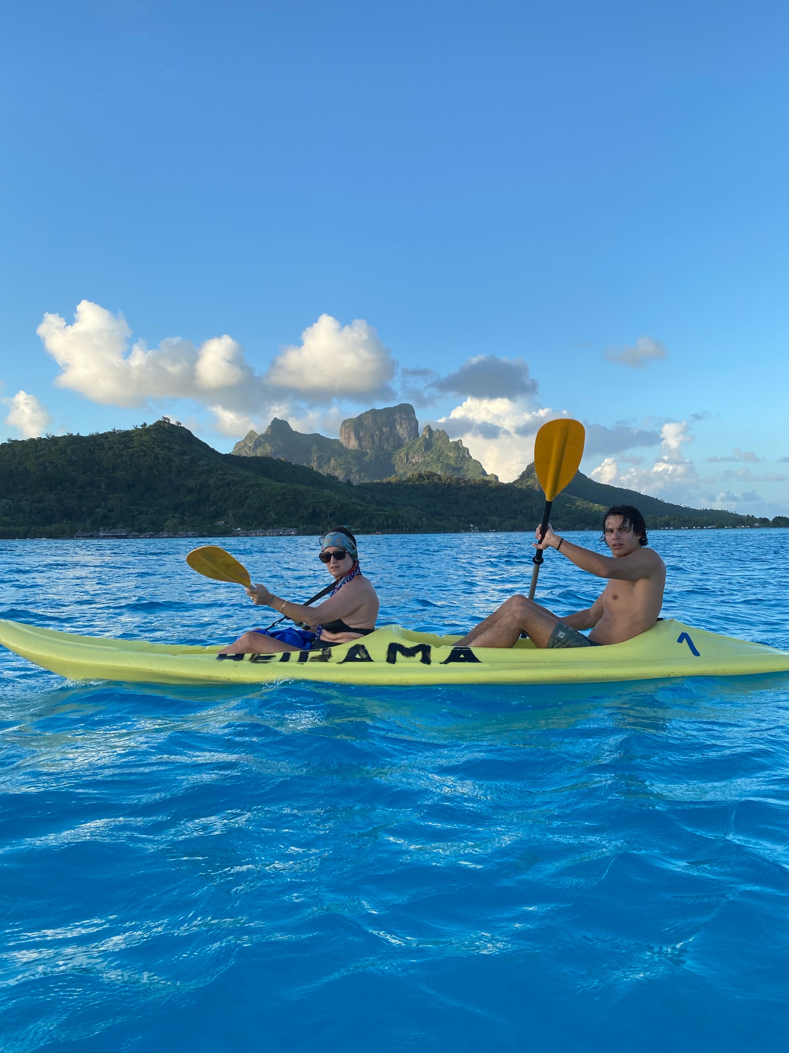 Kayak sur le lagon turquoise de Bora Bora face au mont Otemanu