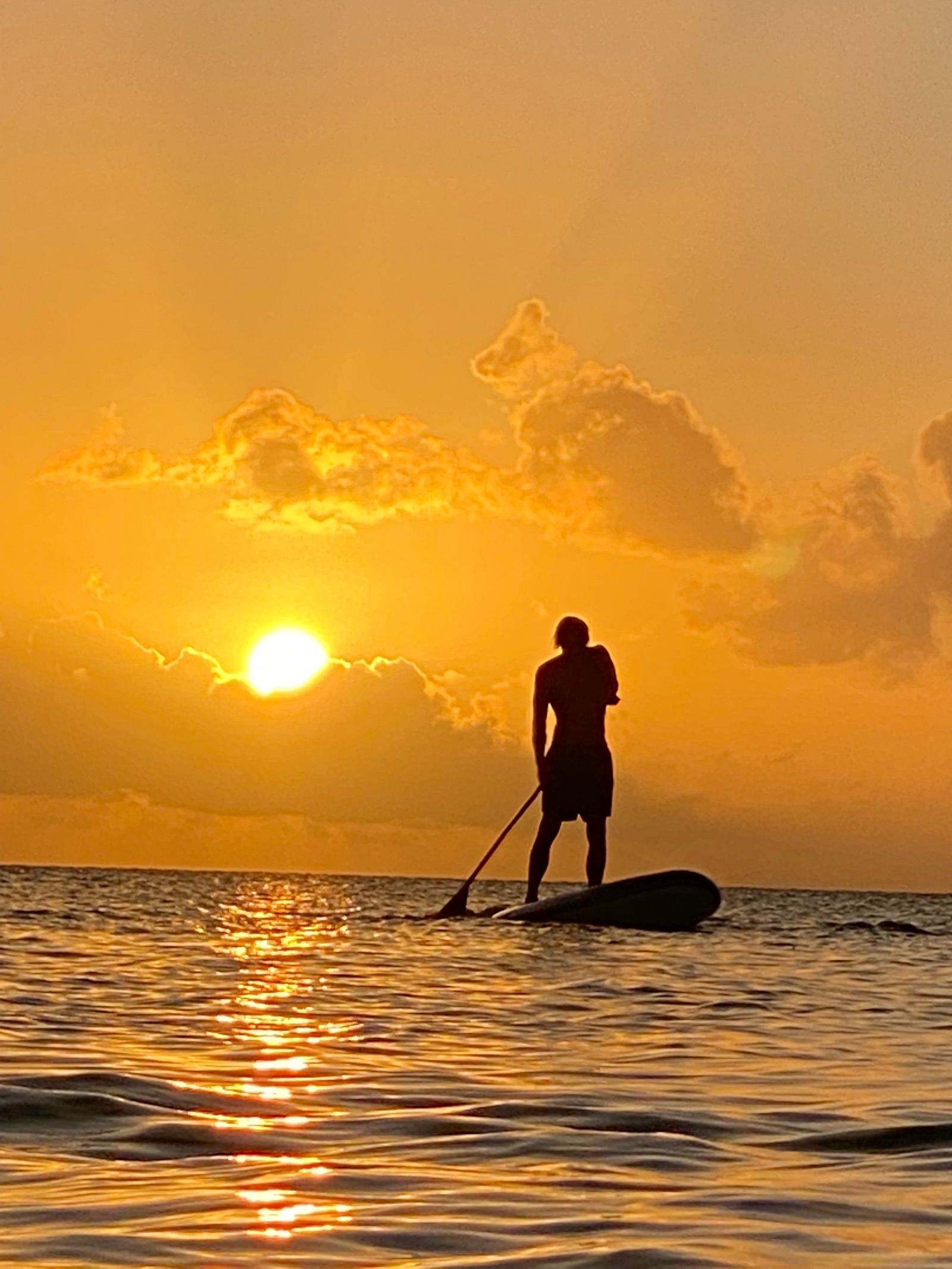 Paddle sur le lagon de Bora Bora au coucher du soleil
