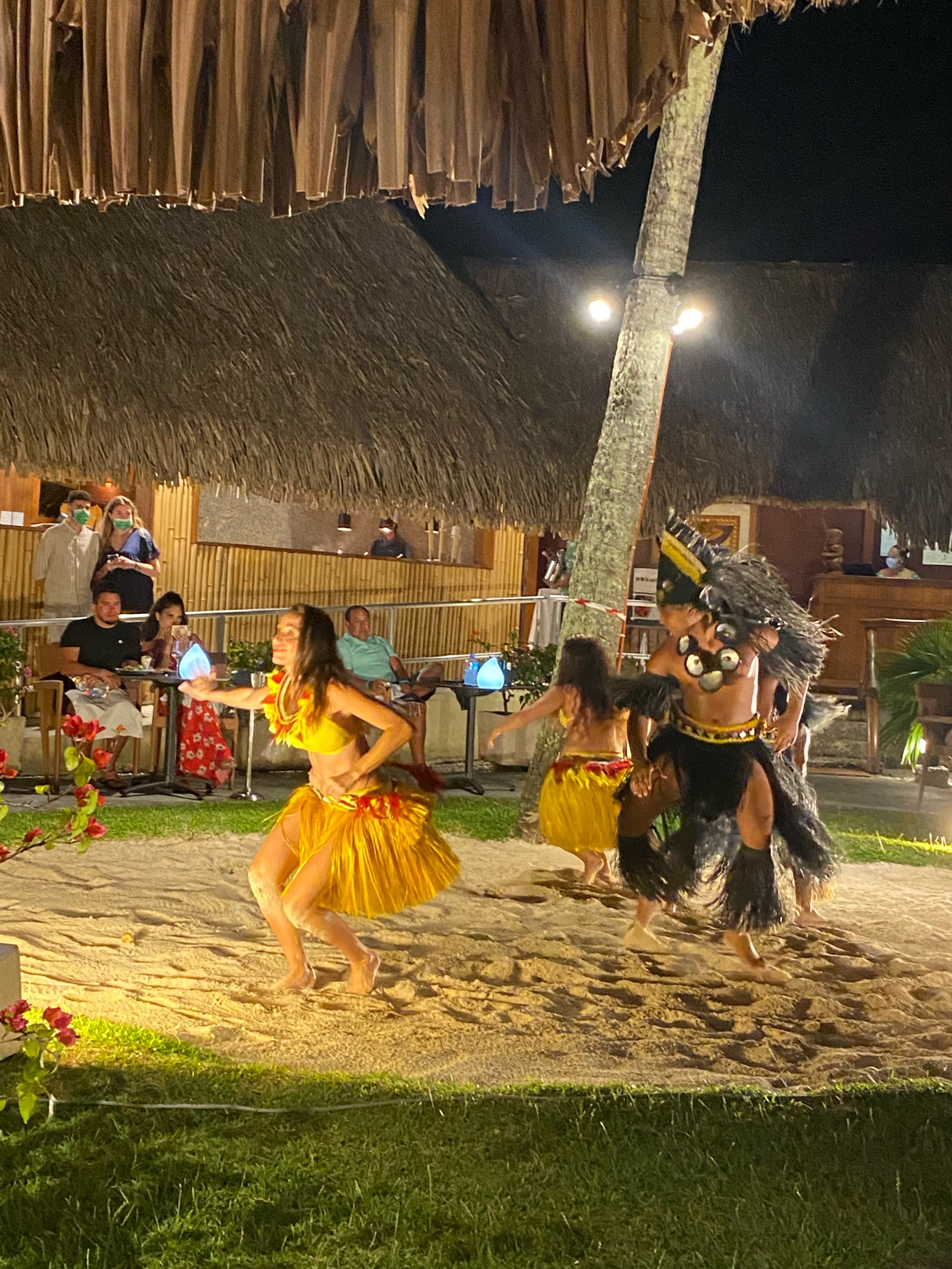 Spectacle de danse polynésienne de nuit à Bora Bora