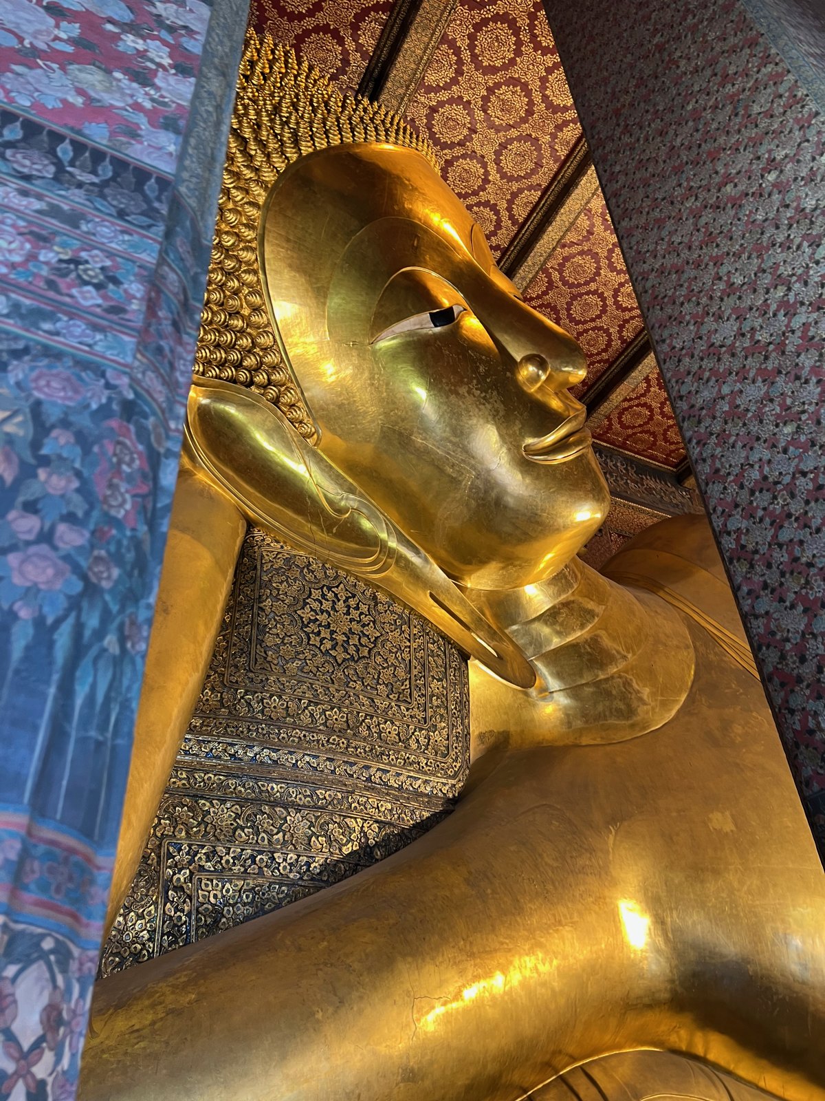 Visage du grand Bouddha couché doré du Wat Pho à Bangkok