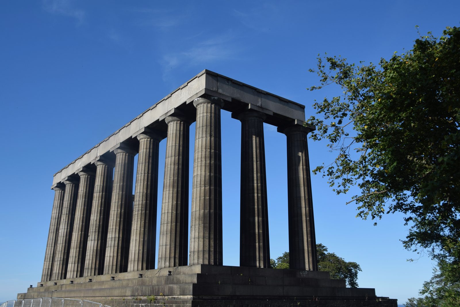 Le National Monument, colonnade inachevée au sommet de Calton Hill à Édimbourg