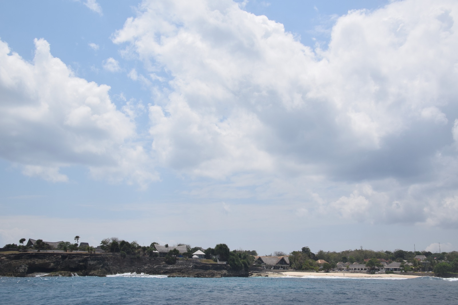 Côte rocheuse de Nusa Ceningan vue depuis un bateau