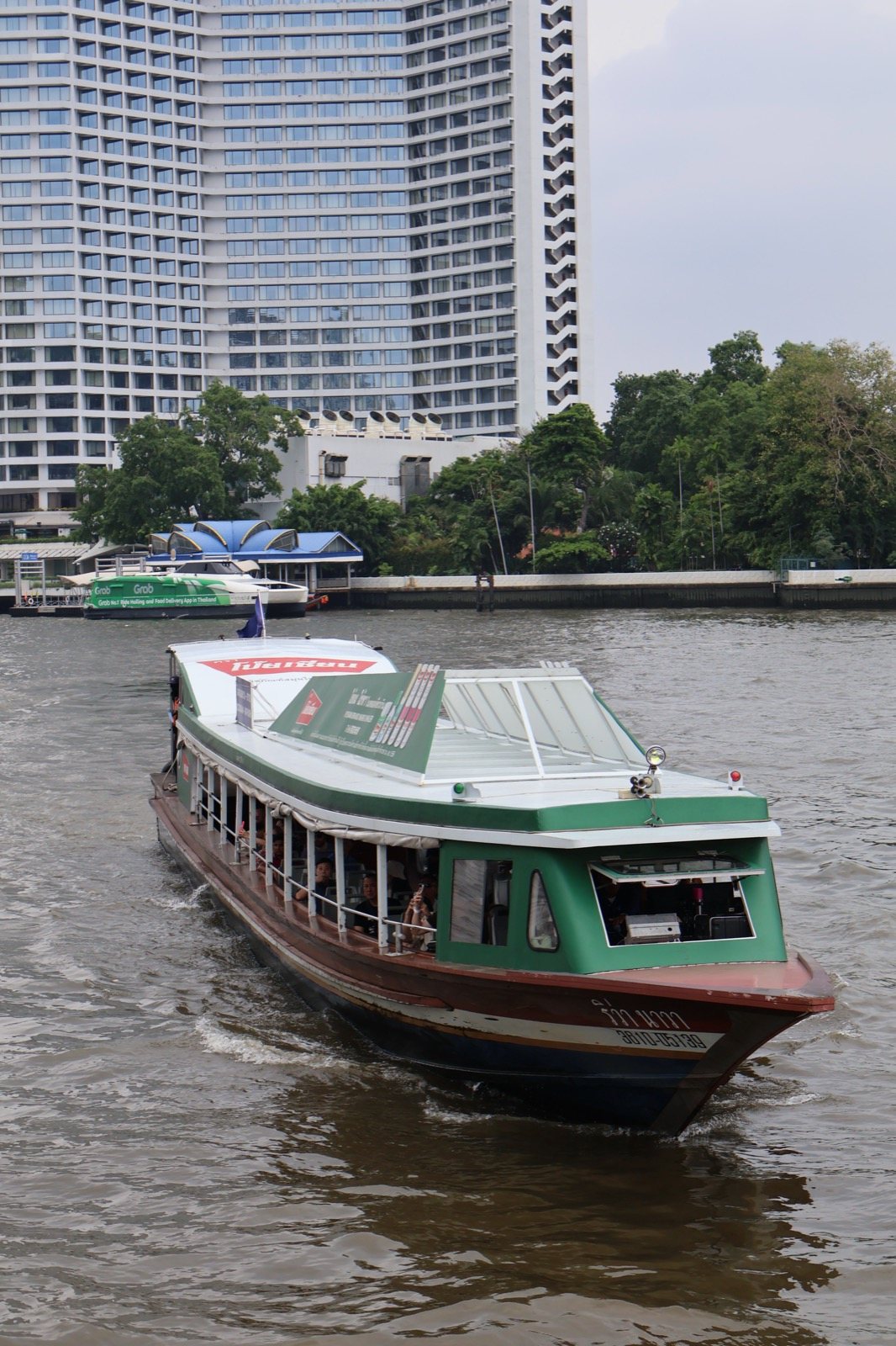 Bateau express à drapeau vert sur la Chao Phraya