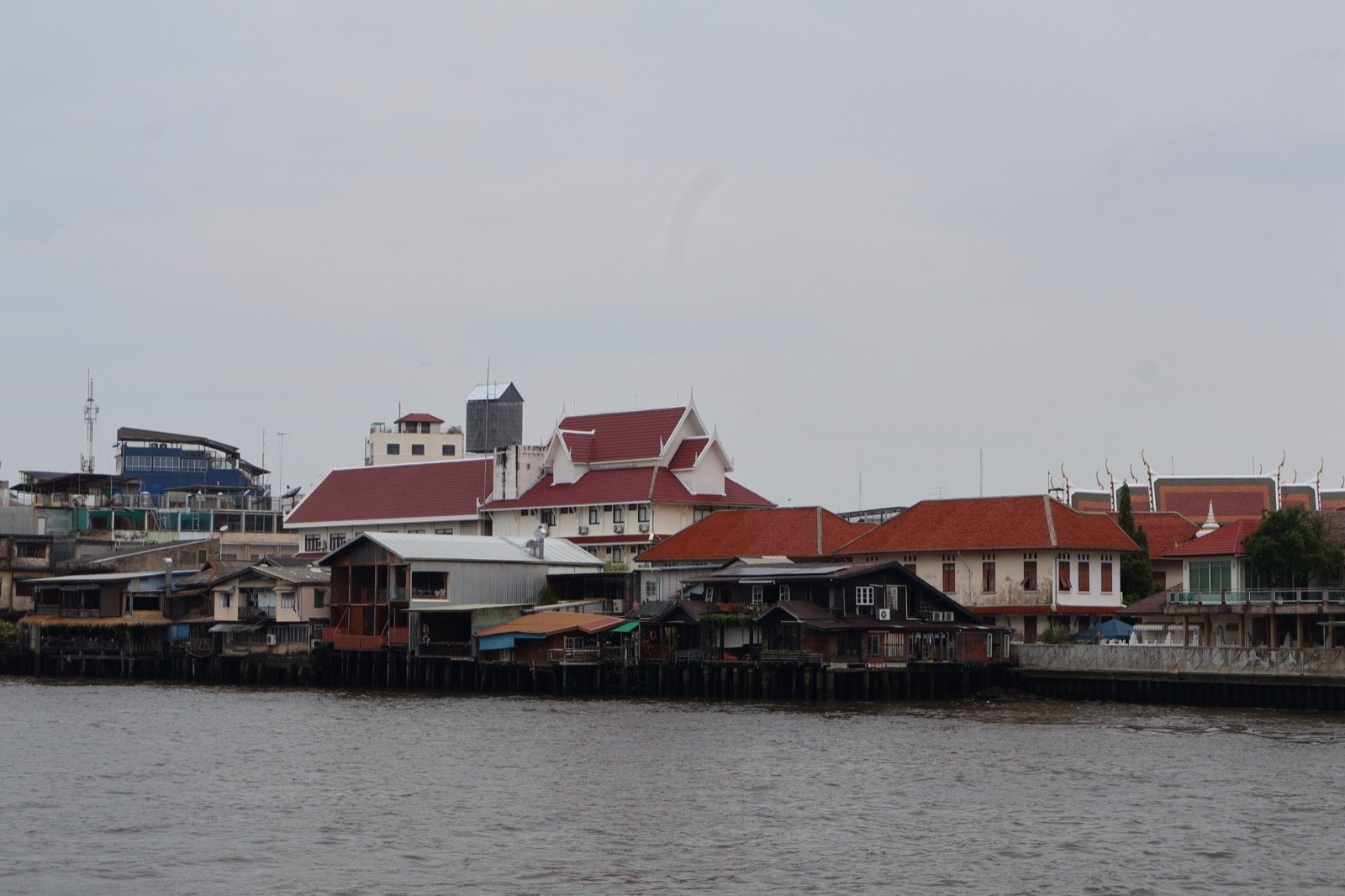 Maisons sur pilotis au bord de la Chao Phraya