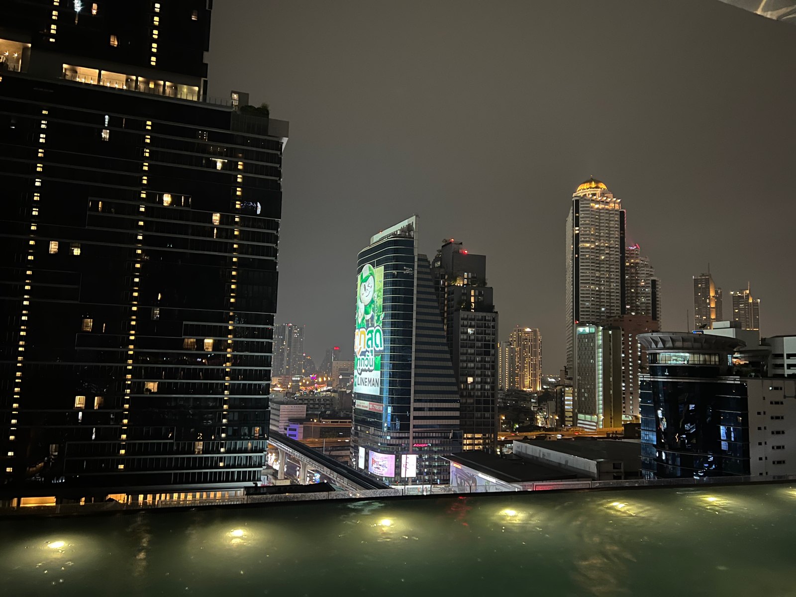 La Chao Phraya et les tours illuminées de Bangkok la nuit, depuis la terrasse d'ICONSIAM