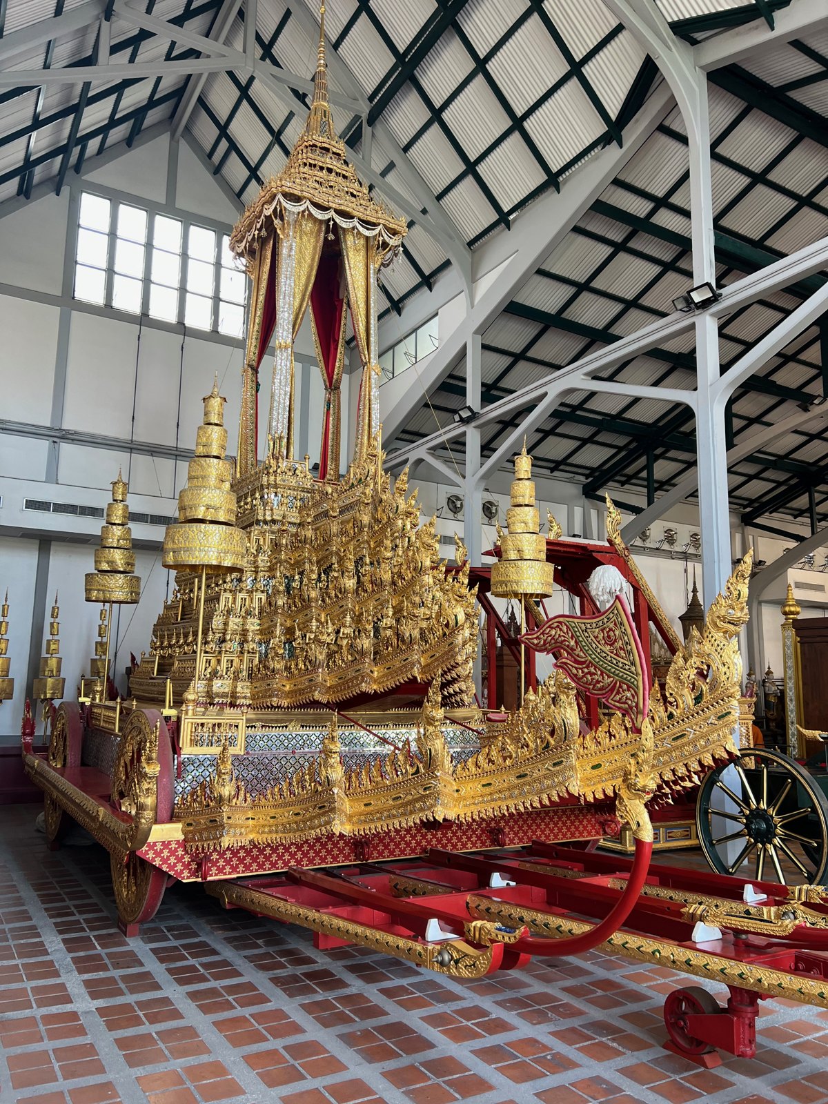 Char funéraire royal doré exposé au Musée national de Bangkok