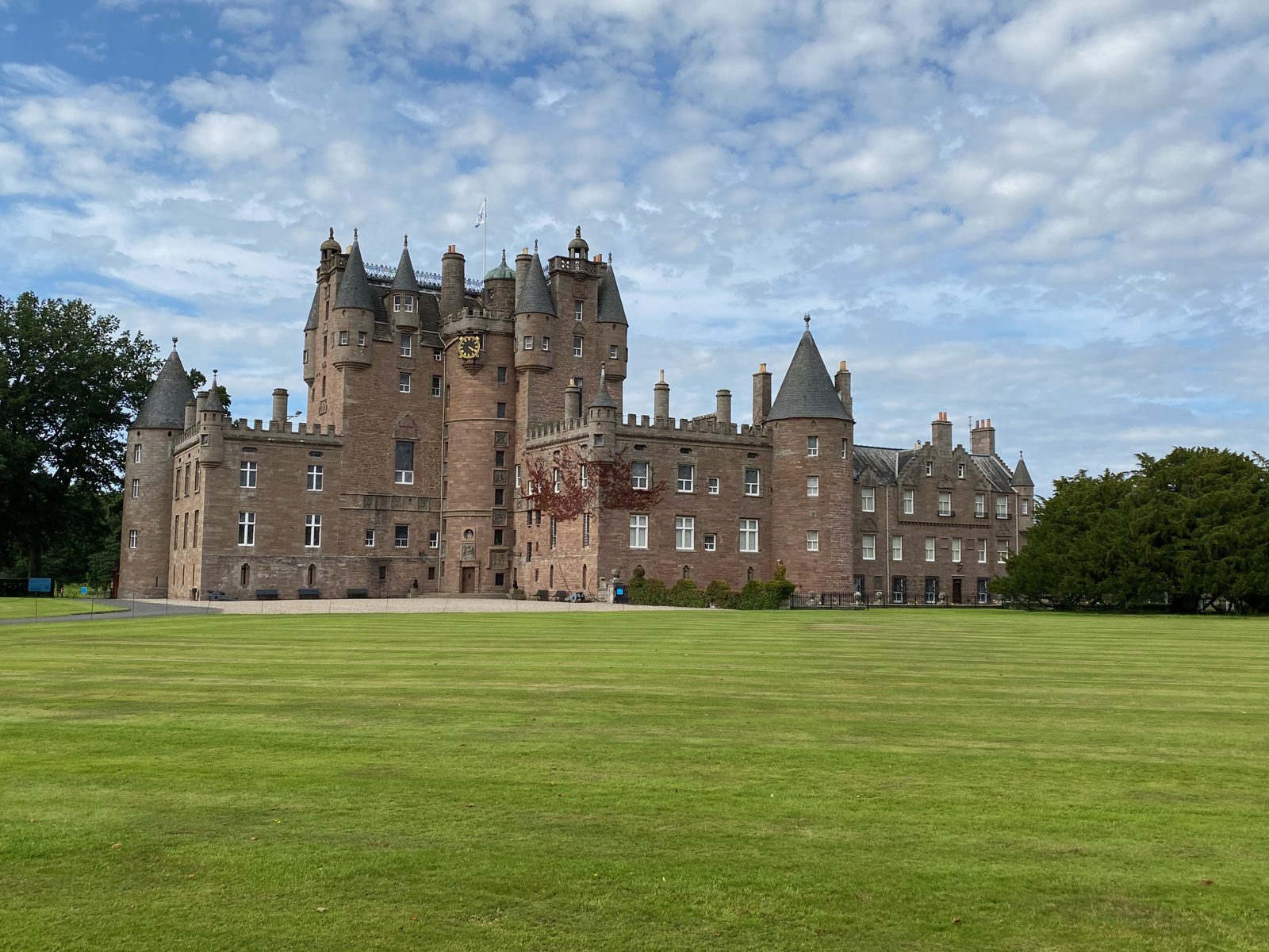 Le château de Glamis et sa pelouse, dans l'Angus en Écosse