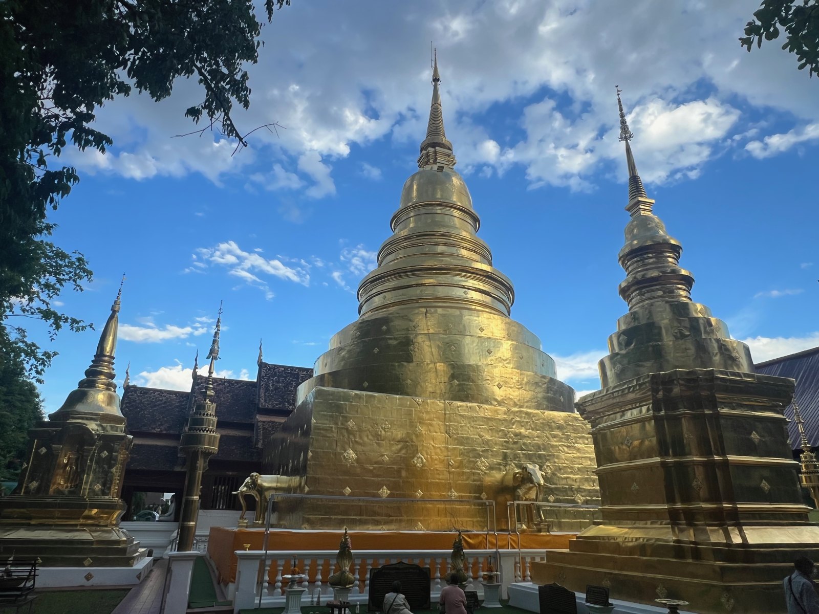 Chedi doré du Wat Phra Singh à Chiang Mai sous un ciel bleu