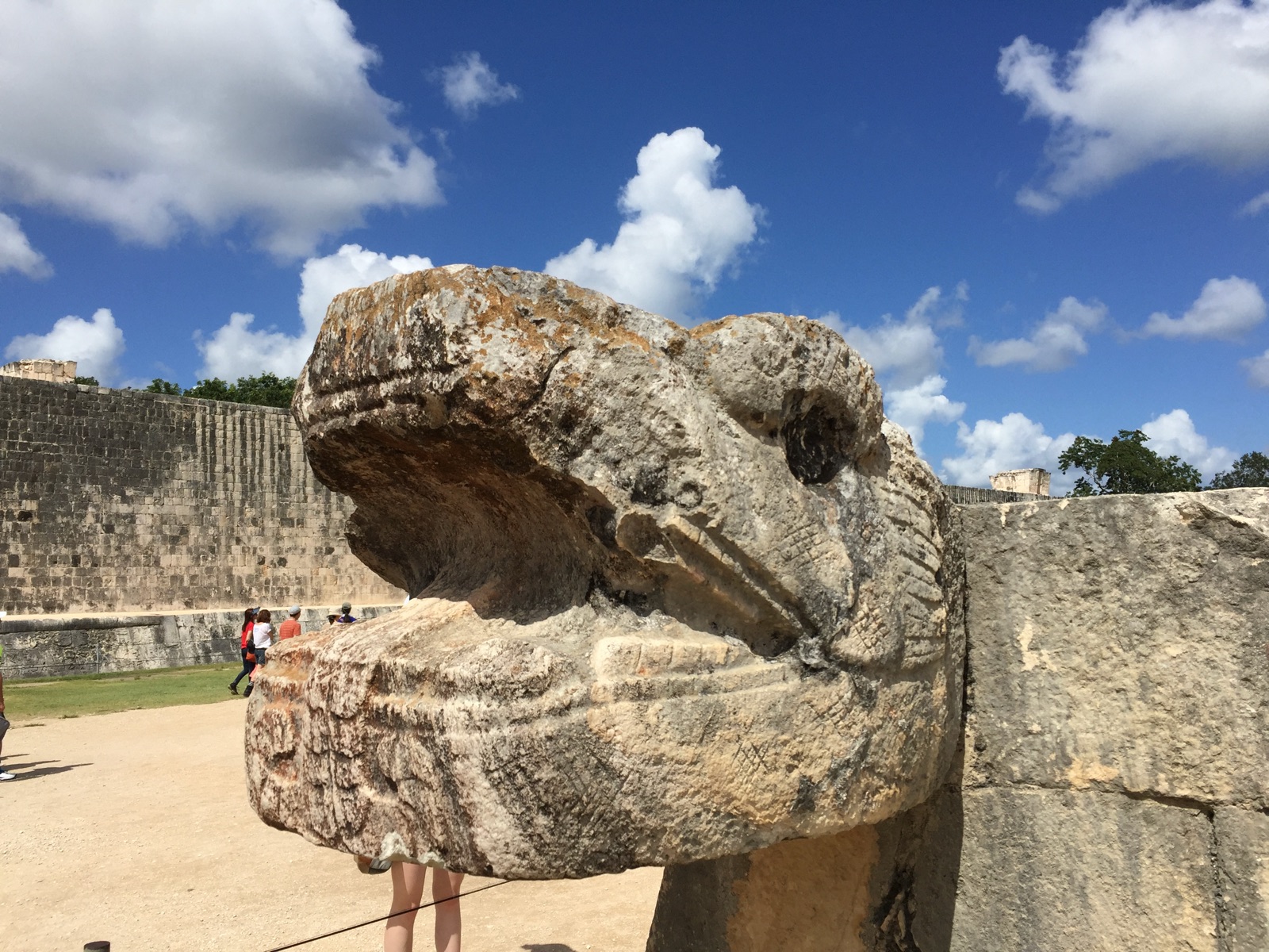 Tête de serpent en pierre de Kukulcán à Chichén Itzá