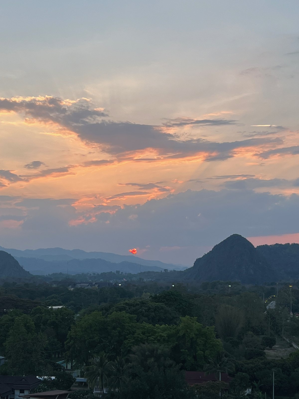 Coucher de soleil orangé sur les montagnes autour de Chiang Rai