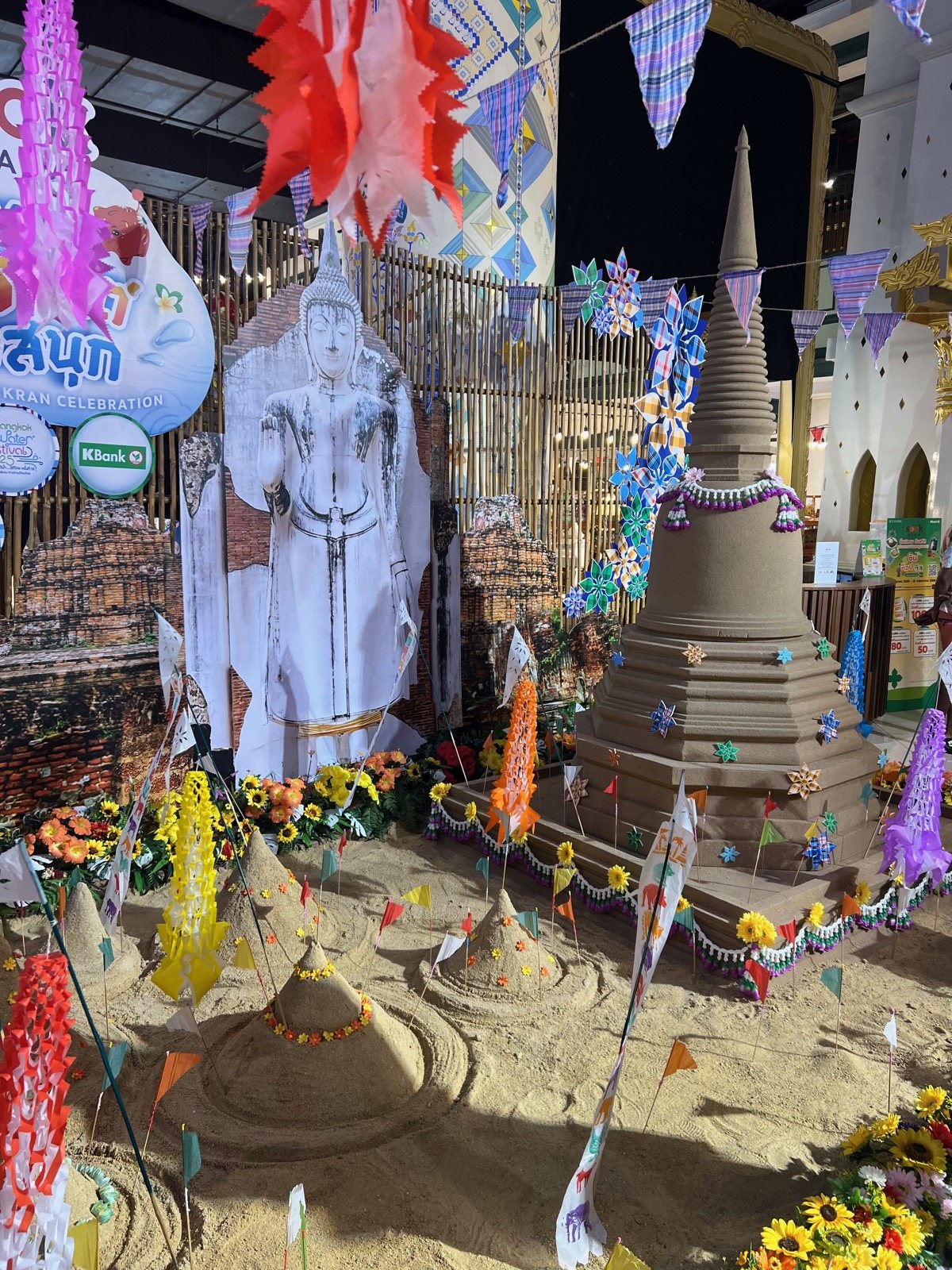 Décor de Songkran avec stupa de sable à ICONSIAM