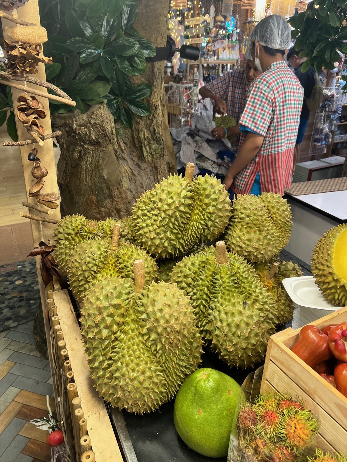Étal de durians et de fruits à SookSiam