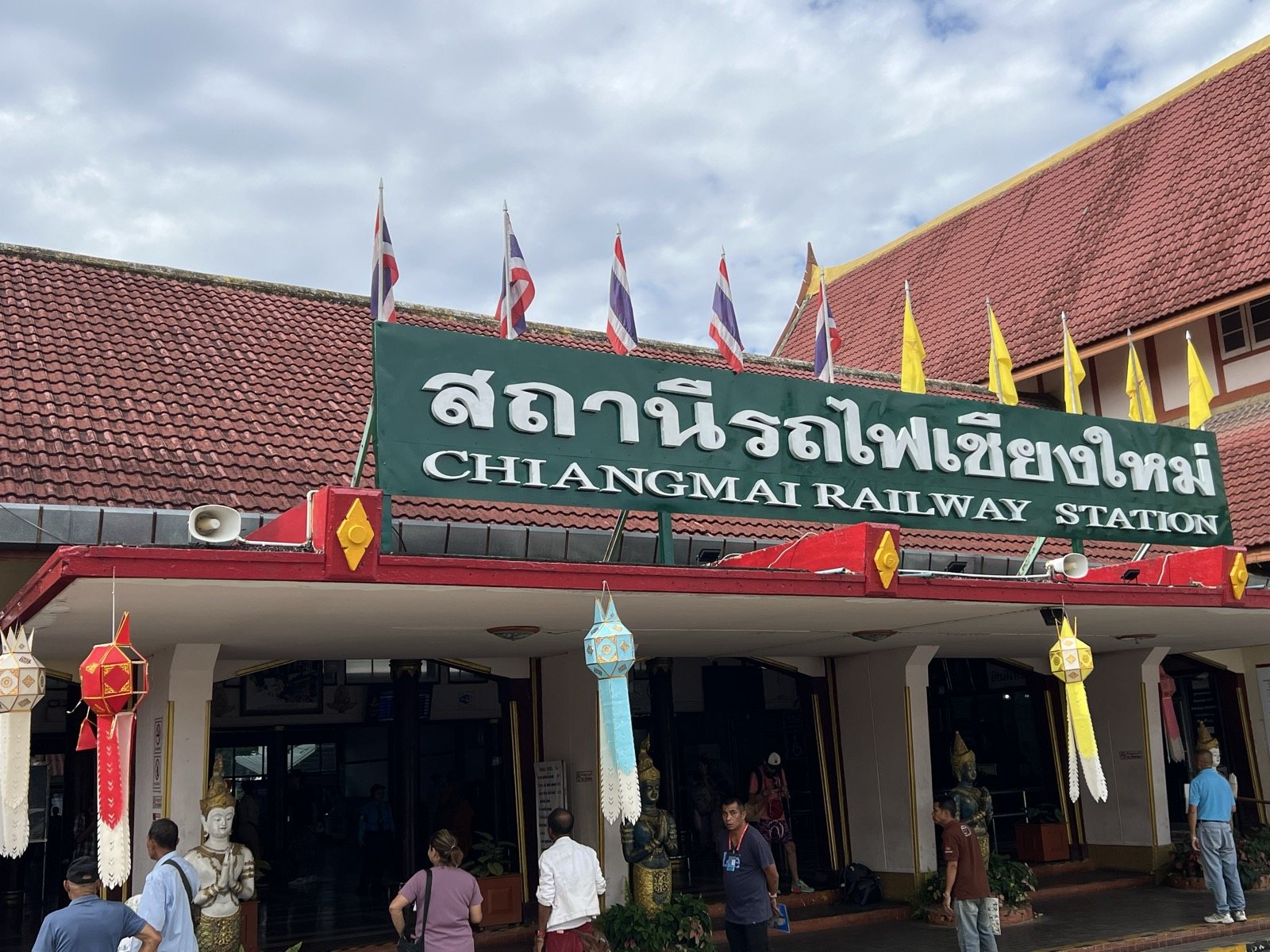 Façade de la gare ferroviaire de Chiang Mai