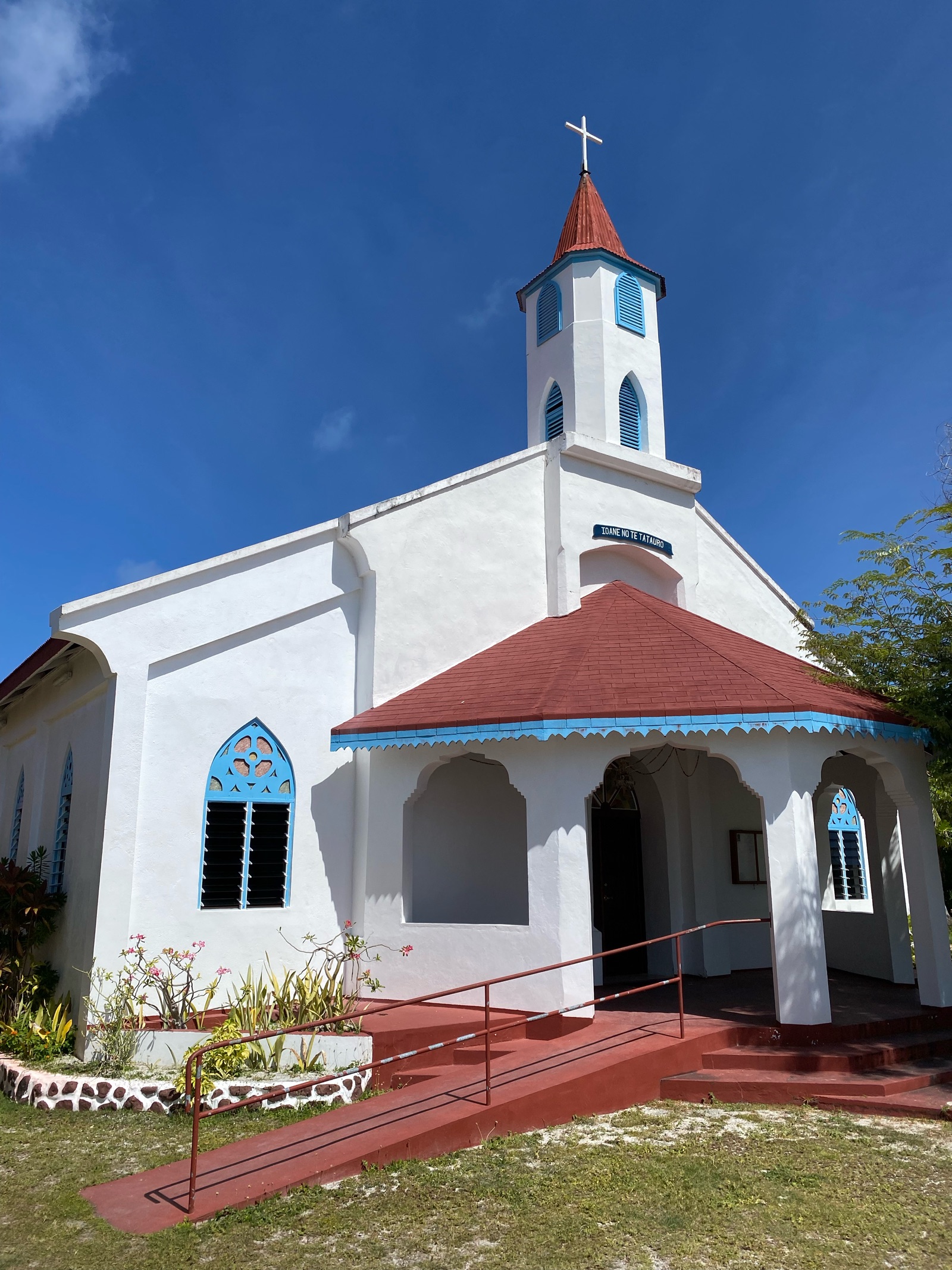 Église blanche au toit rouge à Rotoava, Fakarava