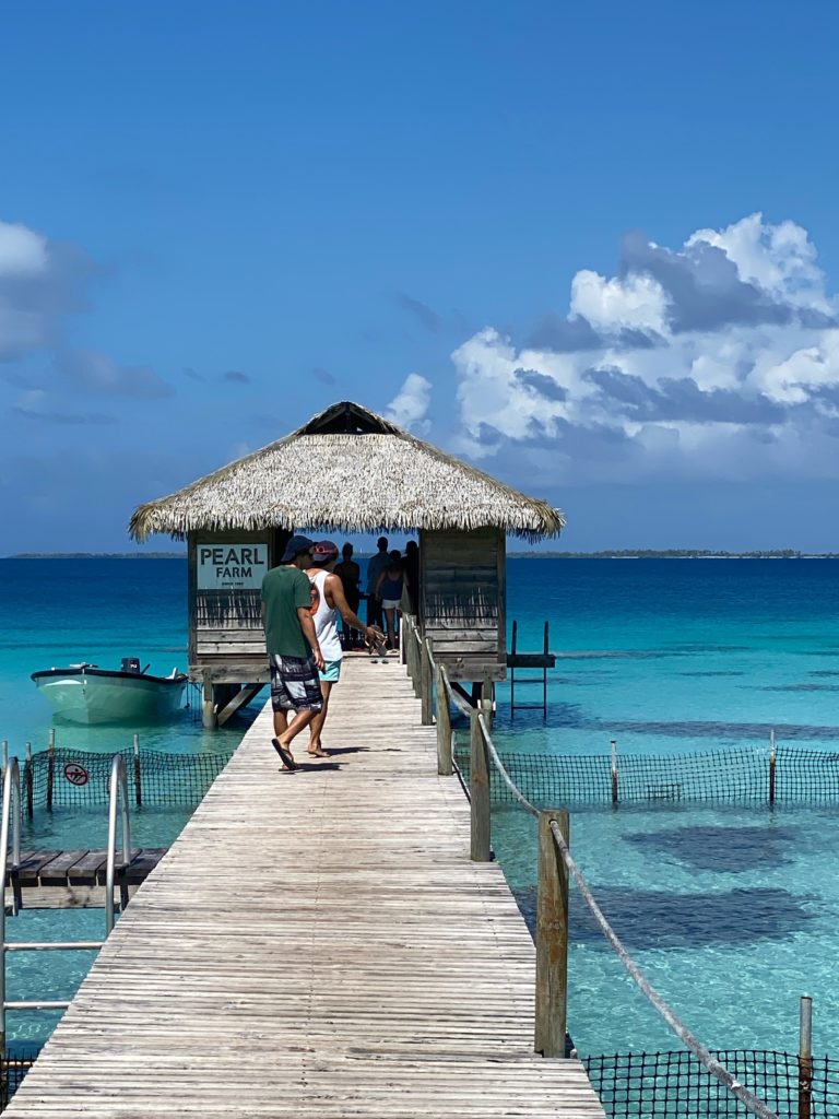 Ponton menant à un fare sur le lagon de Fakarava