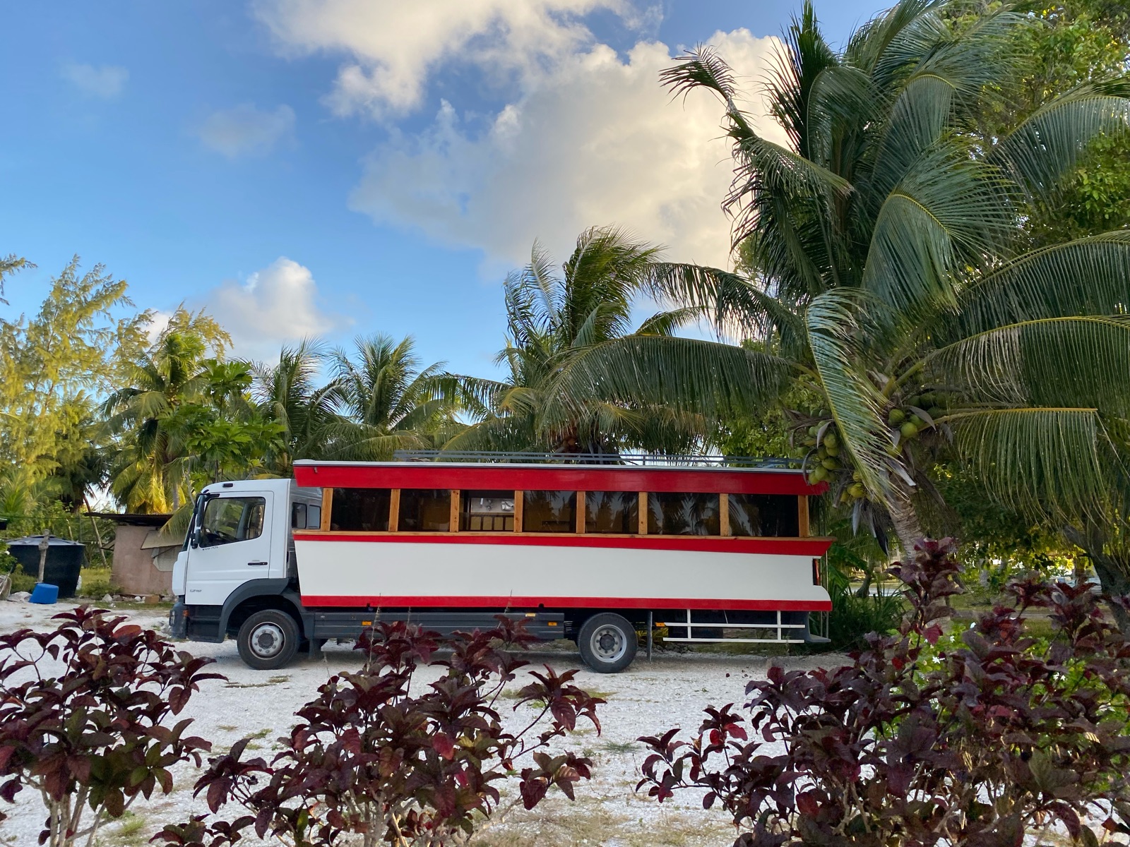 Truck polynésien rouge à Fakarava