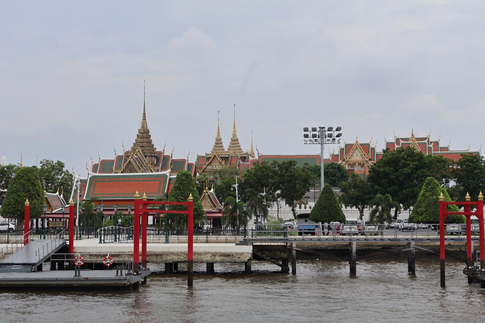 Ponton et toits de temples sur la rive du quartier royal, vus depuis la Chao Phraya