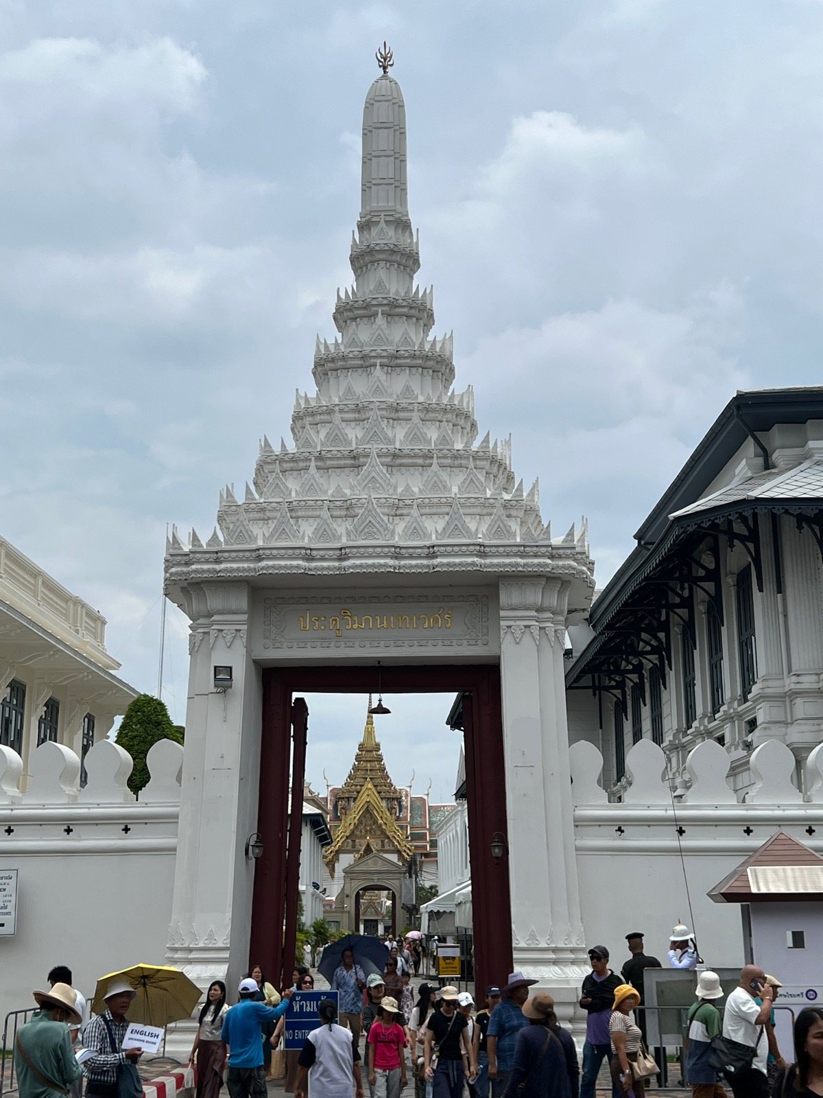 Porte blanche et dorée à l'entrée du Grand Palais de Bangkok