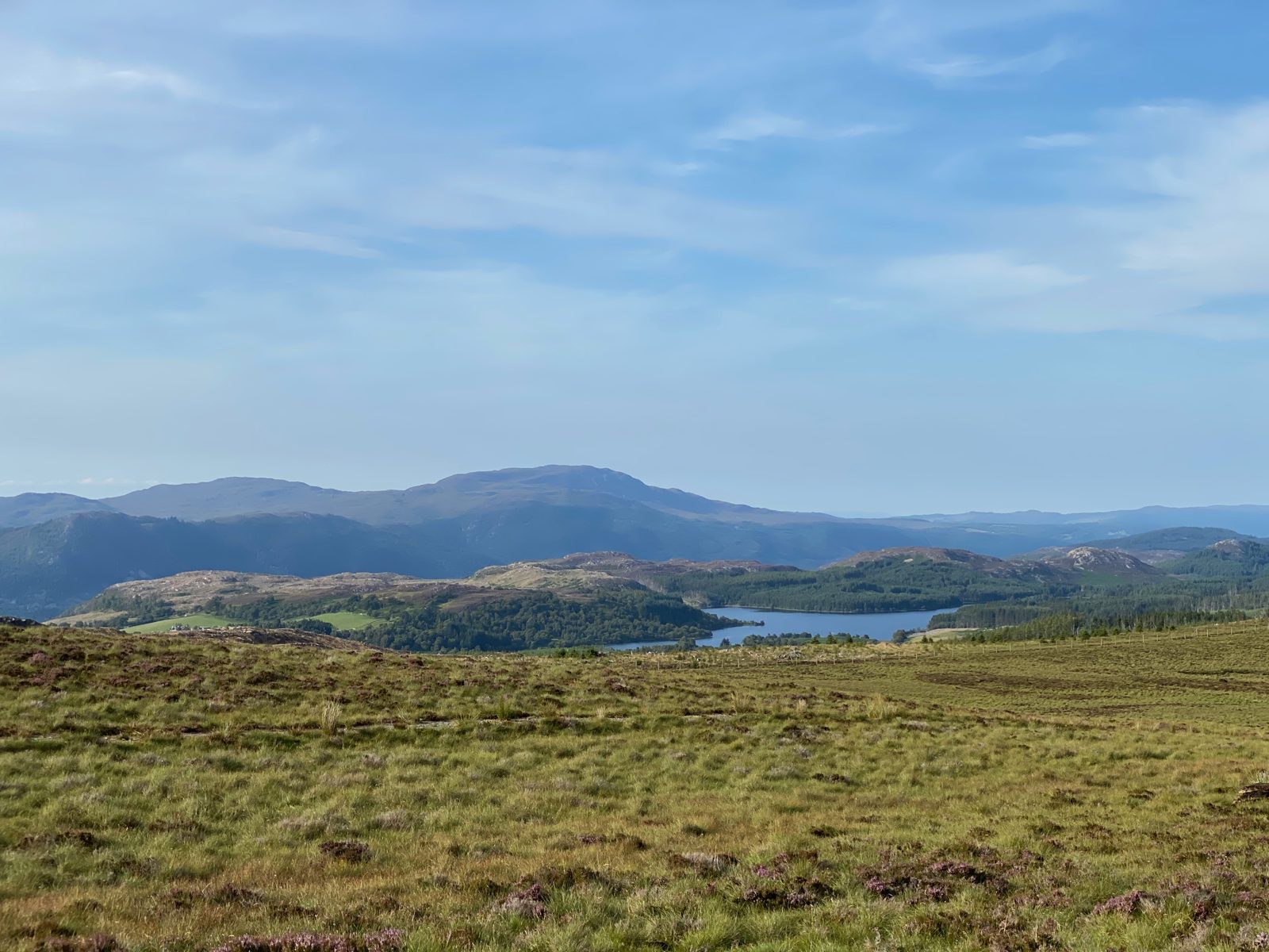 Plateau de landes et de collines des Highlands au sud du Loch Ness