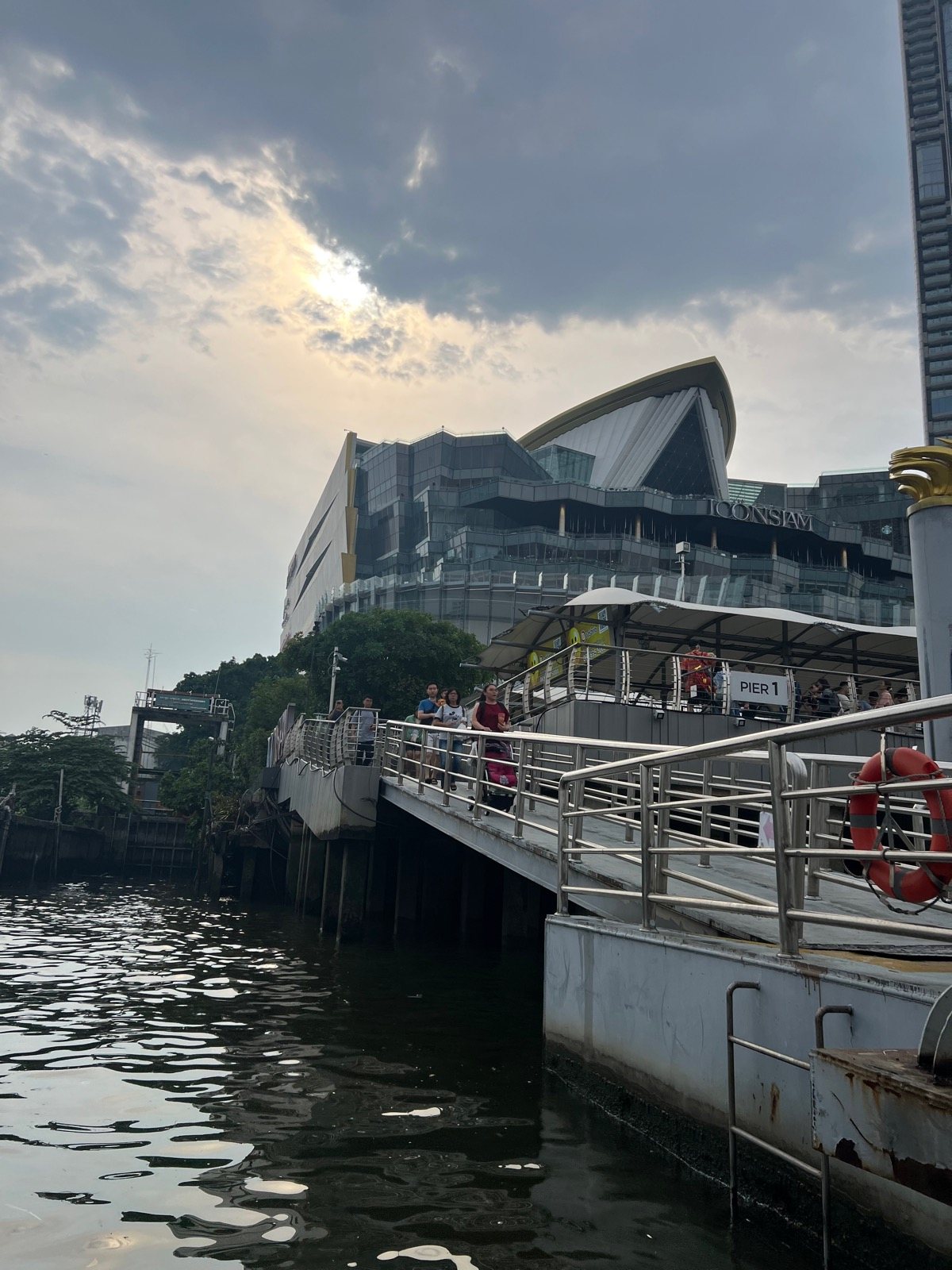 Bâtiment d'ICONSIAM vu depuis le ponton sur la Chao Phraya