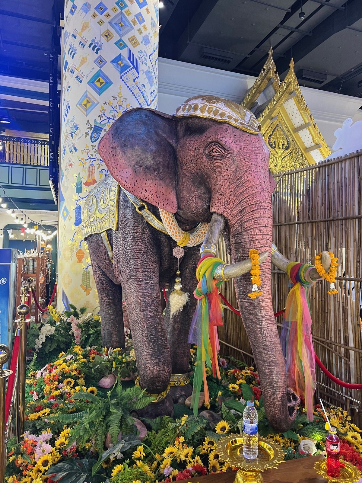 Éléphant décoré de fleurs à ICONSIAM