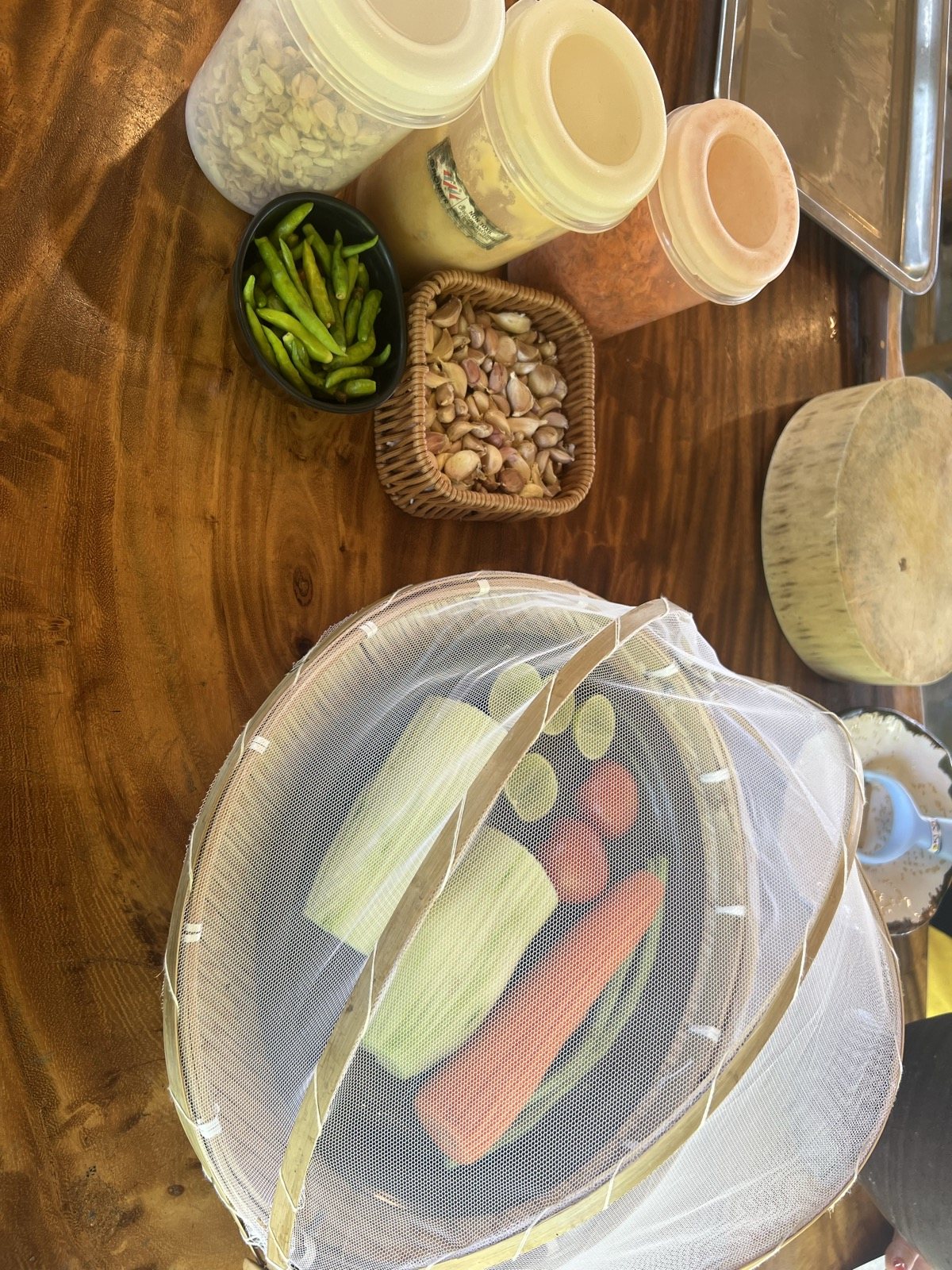 Ingrédients préparés sur un poste du cours de cuisine thaï
